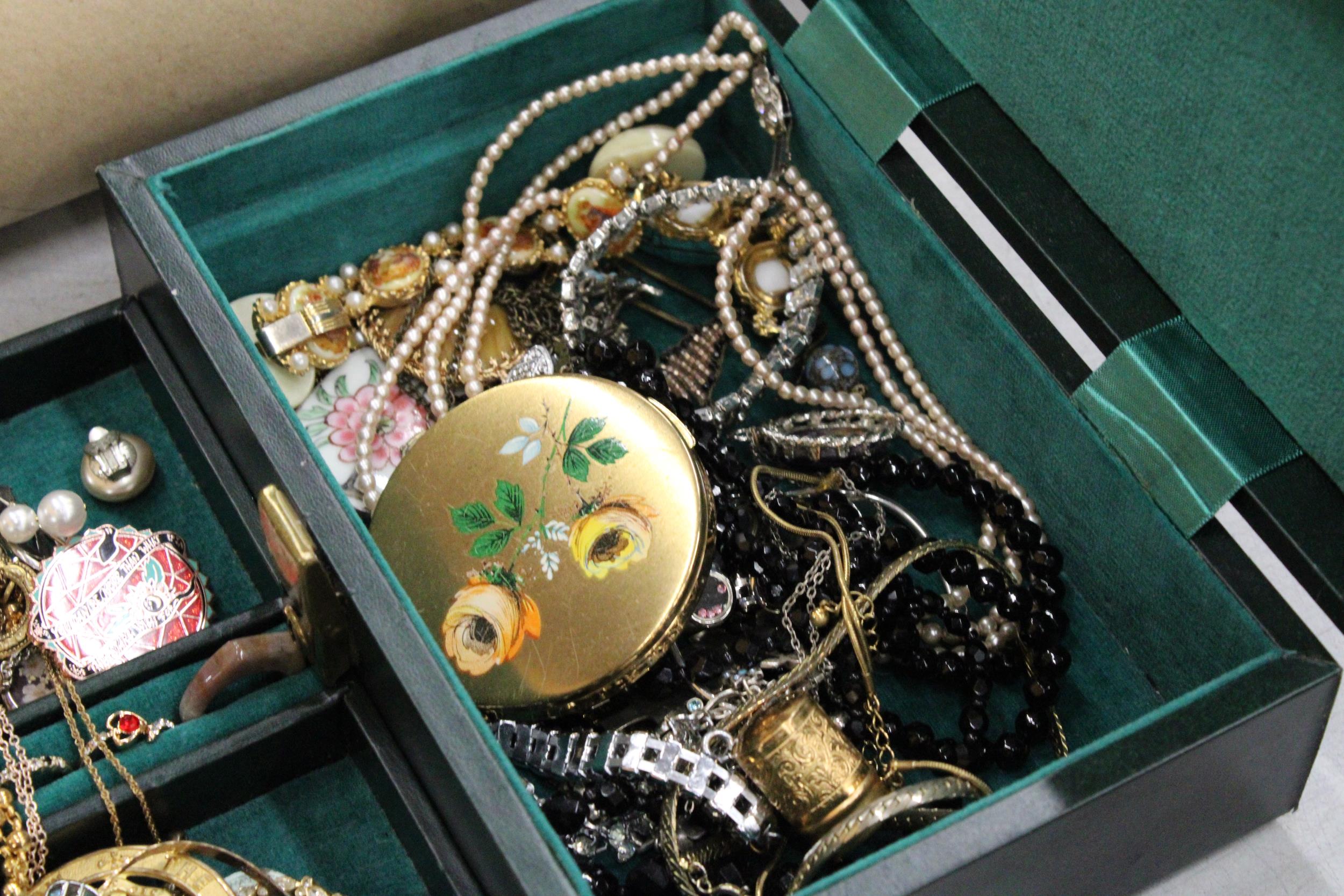 A QUANTITY OF VINTAGE AND MODERN COSTUME JEWELLERY TO INCLUDE A HALLMARKED SILVER RING, CHAINS, - Image 4 of 8