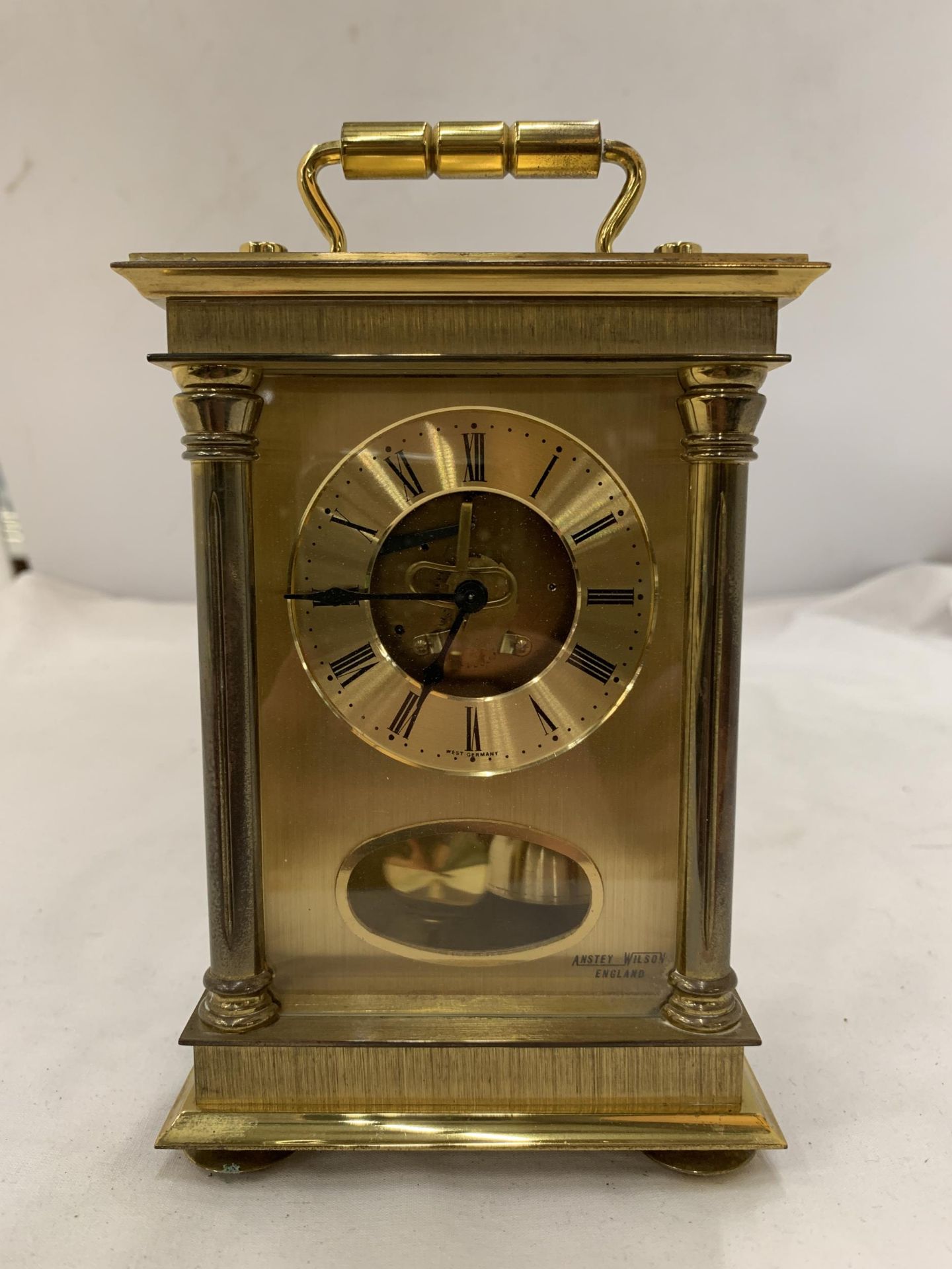 AN 'ANSTEY WILSON' MECHANICAL CARRIAGE CLOCK, WITH PRESENTATION PLAQUE TO THE BACK