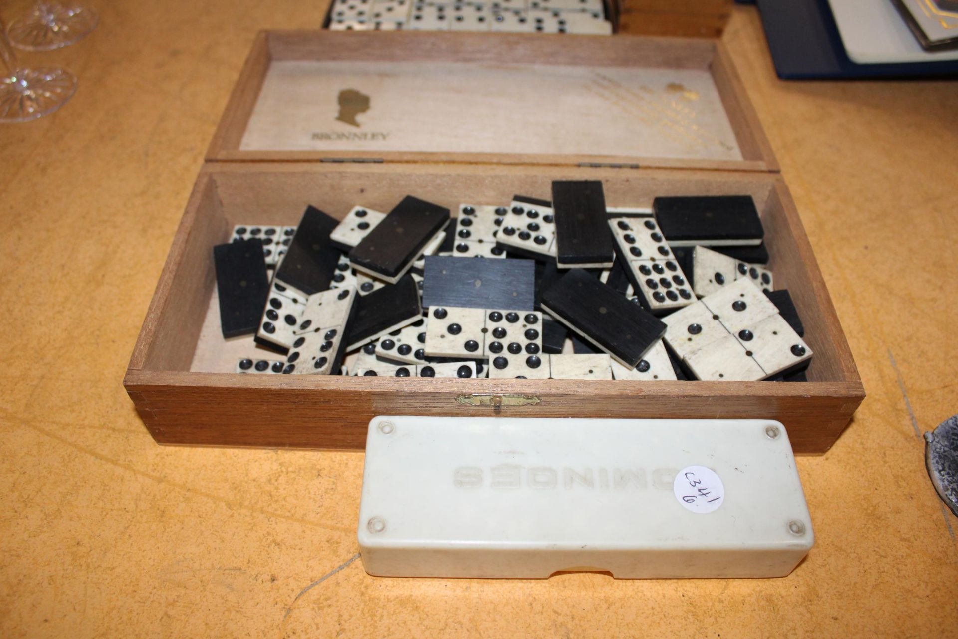 A QUANTITY OF VINTAGE 'JUBILEE' DOMINOES IN BOXES - Image 4 of 4