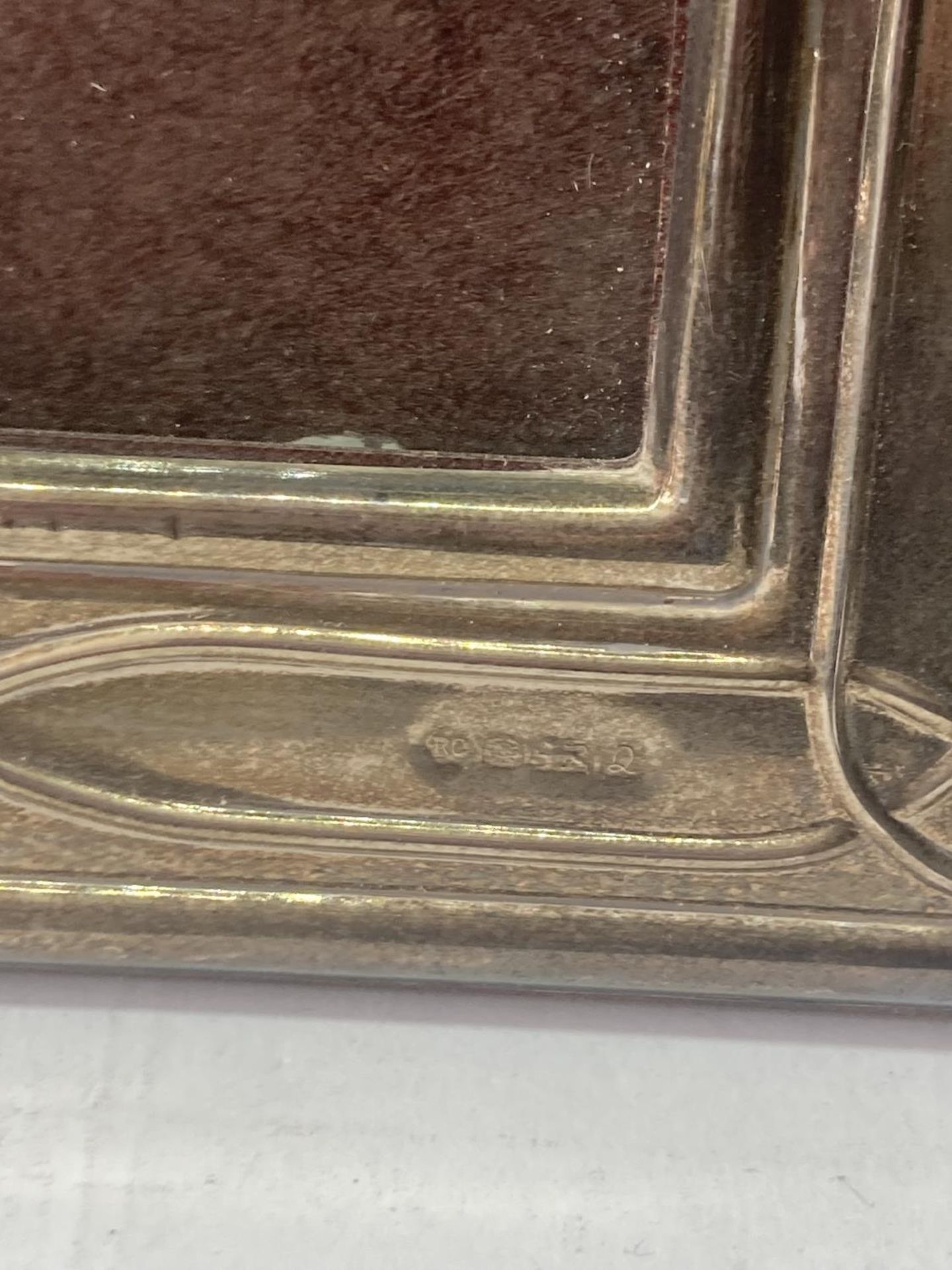 A HALLMARKED SHEFFIELD SILVER PHOTOGRAPH FRAME TO HOLD A 3.5" X 5" PICTURE - Image 3 of 8