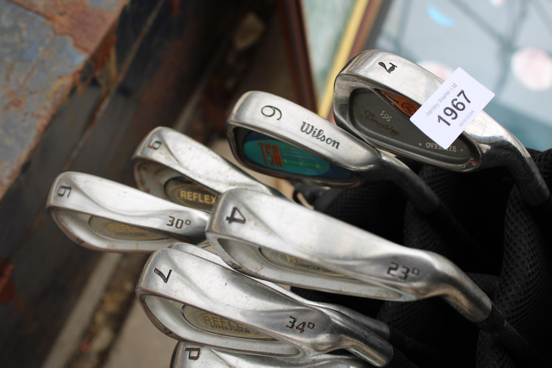 A GOLF BAG WITH AN ASSORTMENT OF GOLF CLUBS - Image 3 of 3