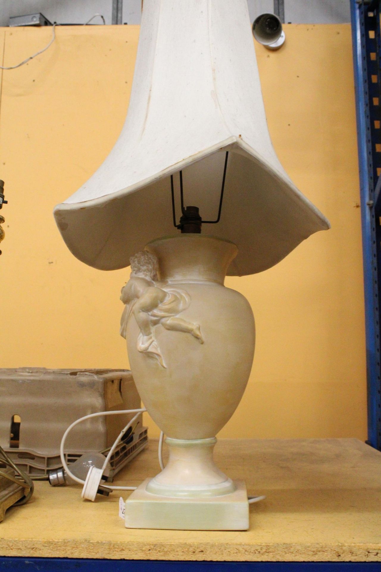 A VINTAGE LAMP FEATURING TWO CHERUBS HOLDING FRUIT - APPROXMATELY 78CM INCLUDING SHADE - Bild 5 aus 6
