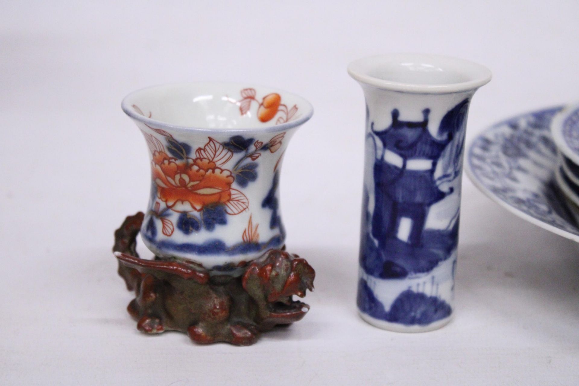 A COLLECTION OF CHINESE BLUE AND WHITE PORCELAIN TO INCLUDE A SMALL VASE, BOWL, PLATES, TEACUP ON - Image 2 of 5