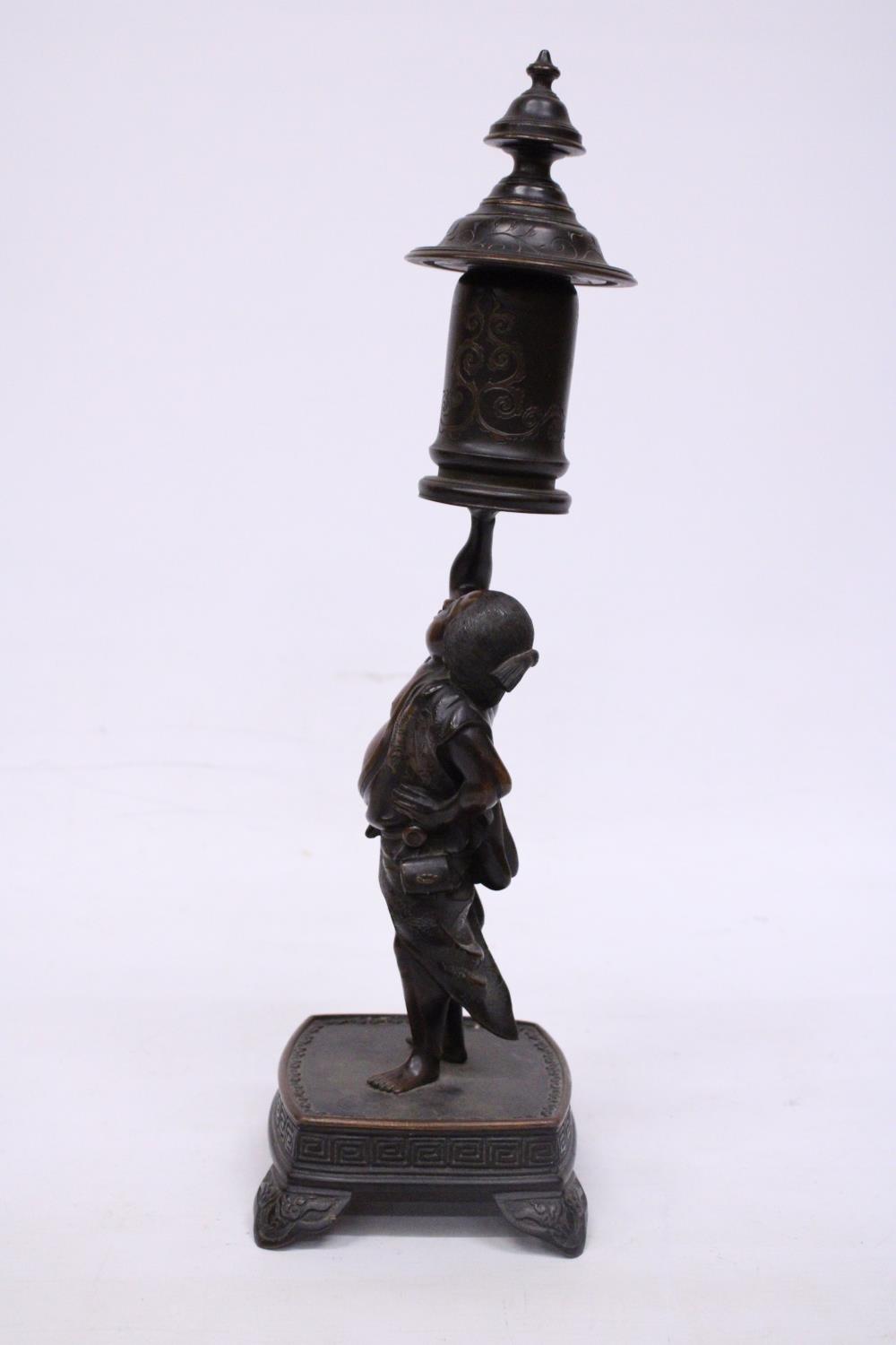 A BRONZE MEIJI PERIOD STATUE OF A FIGURE HOLDING A VASE WITH COVER - Image 2 of 7