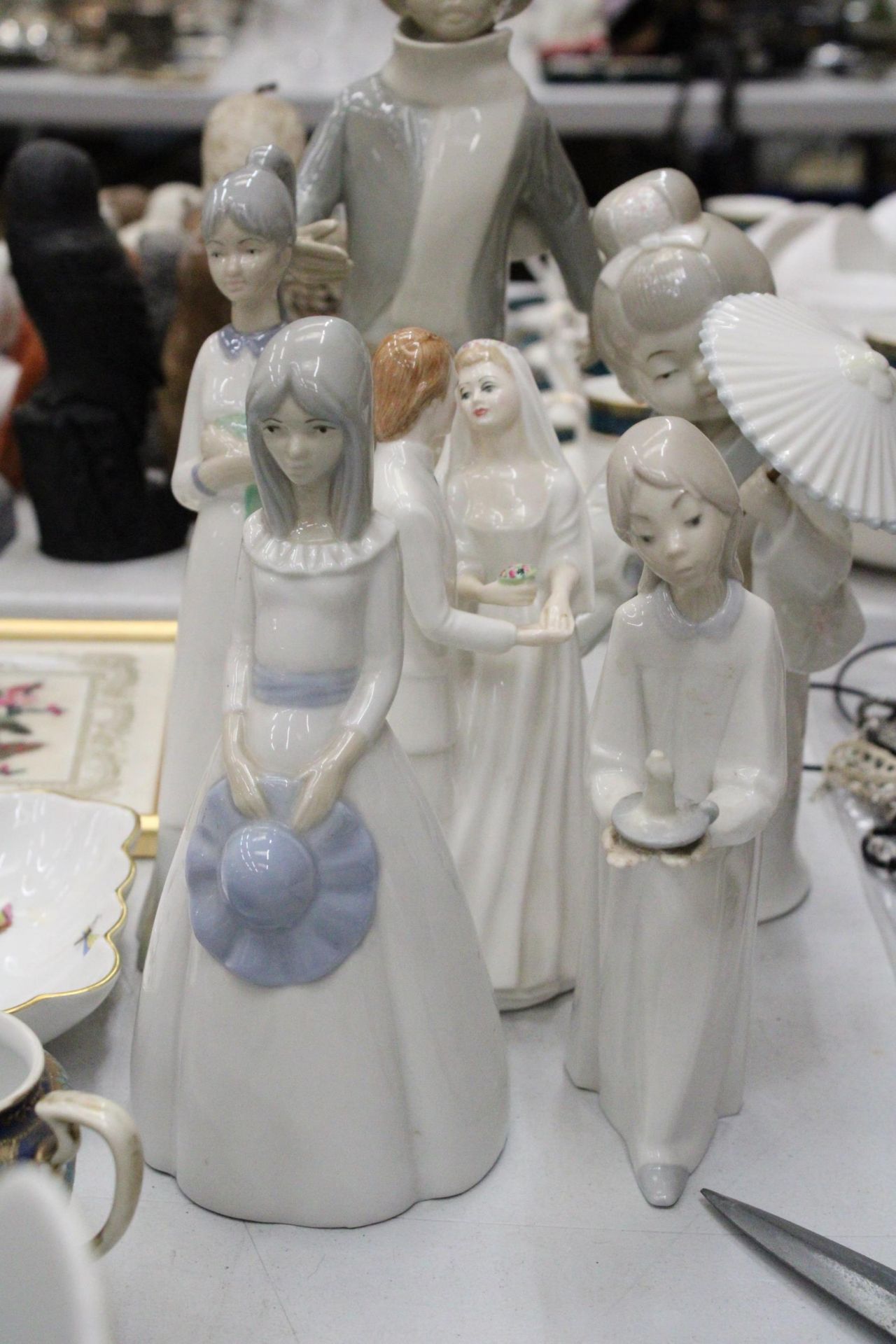 A COLLECTION OF SIX LLADRO STYLE FIGURES TO INCLUDE A ROYAL DOULTON - Image 2 of 6