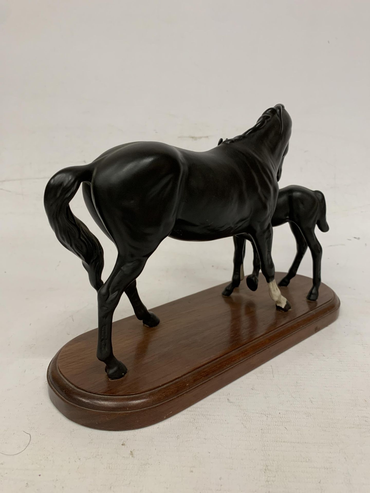 A FIGURE OF BLACK BEAUTY AND FOAL ON A WOODEN PLINTH - Image 3 of 3