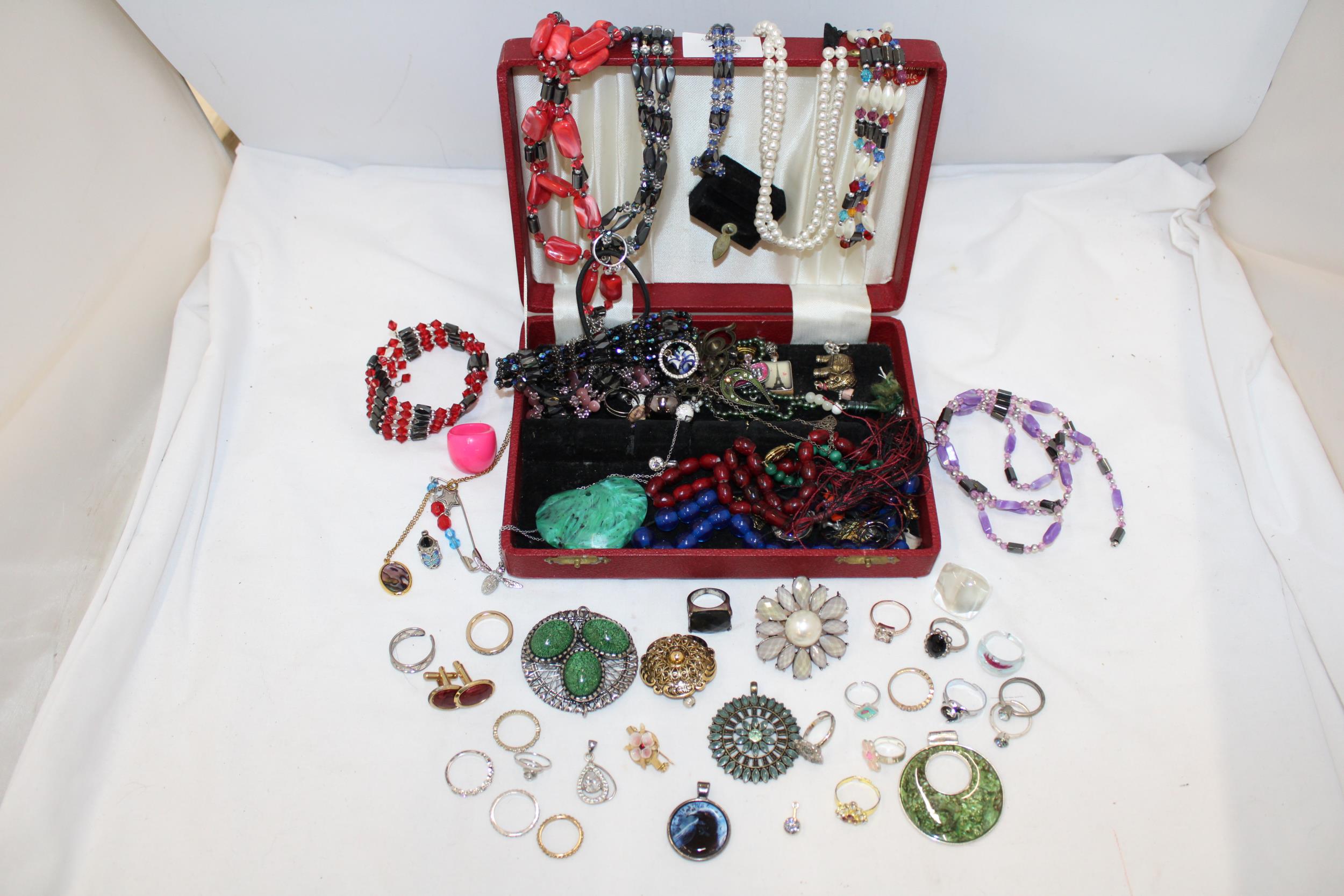 A BOX CONTAINING VINTAGE COSTUME JEWELLERY TO INCLUDE BROOCHES, RINGS, NECKLACES, ETC.,