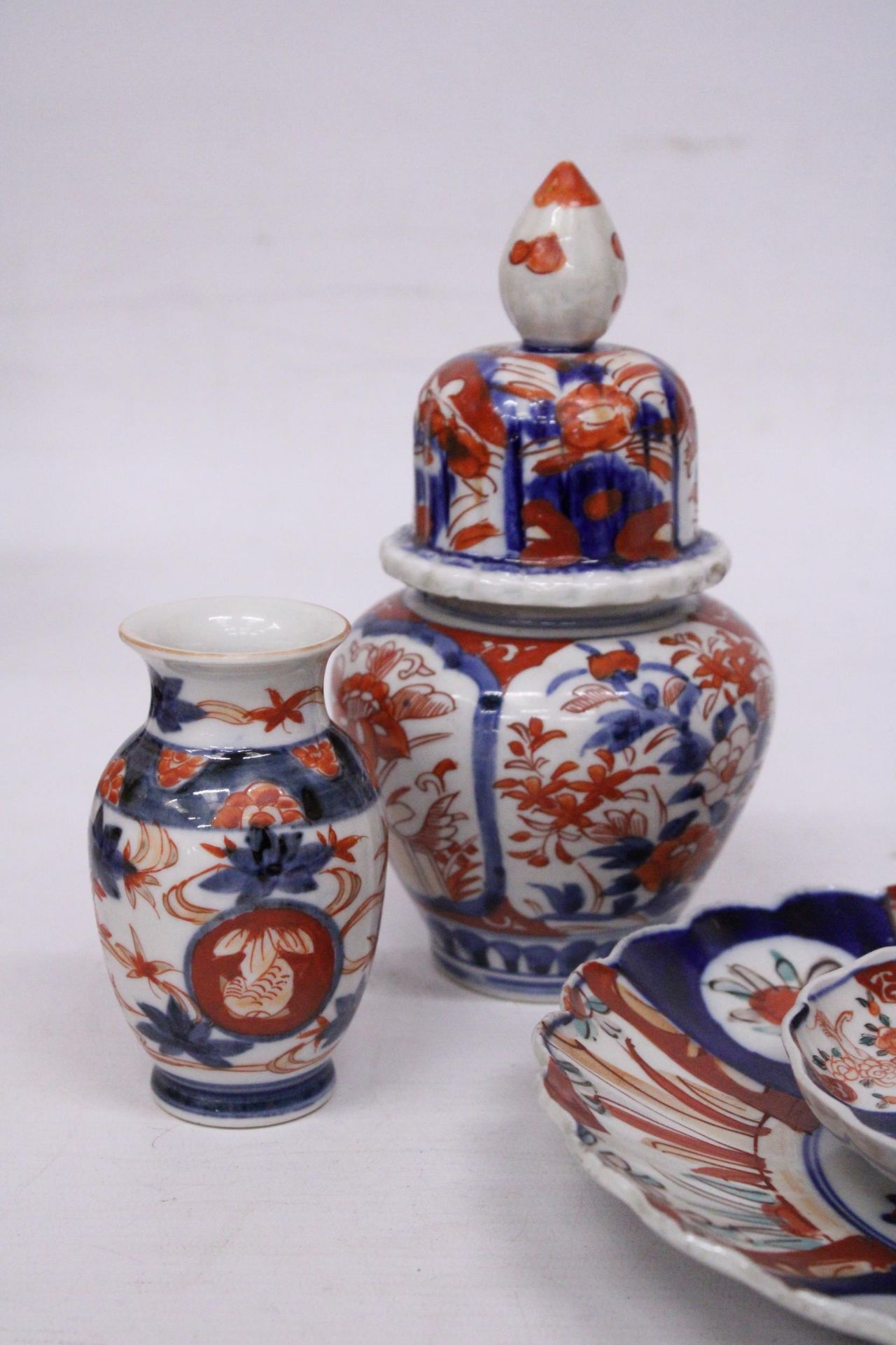 A COLLECTION OF JAPANESE IMARI TO INCLUDE A TEMPLE JAR, SMALL VASE, SMALL AND MEDIUM SIZE PLATE - Image 2 of 4