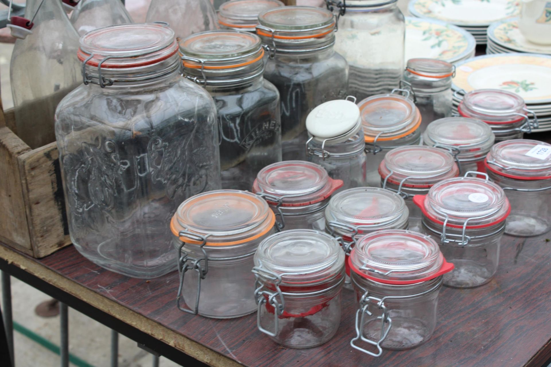 A LARGE QUANTITY OF KILNER JARS AND BOTTLES TO INCLUDE A BOTTLE STAND - Image 3 of 3