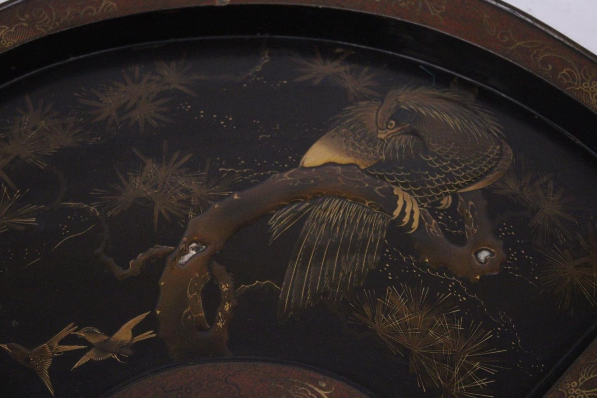 A VINTAGE FAN SHAPED CHINESE LACQUERED TRAY - Image 2 of 5