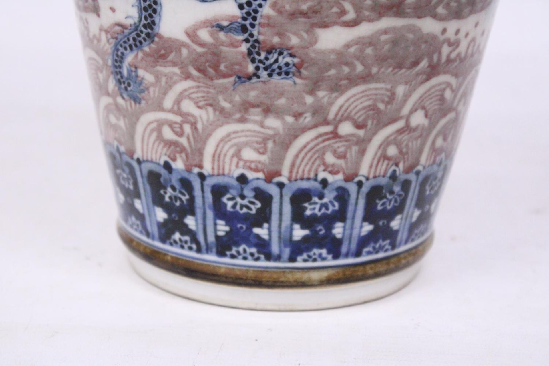 A LARGE PORCELAIN CHINESE GLAZED CRACKLEWARE VASE PORTRAYING DRAGONS WITH CHARACTER MARKS TO THE - Image 5 of 6