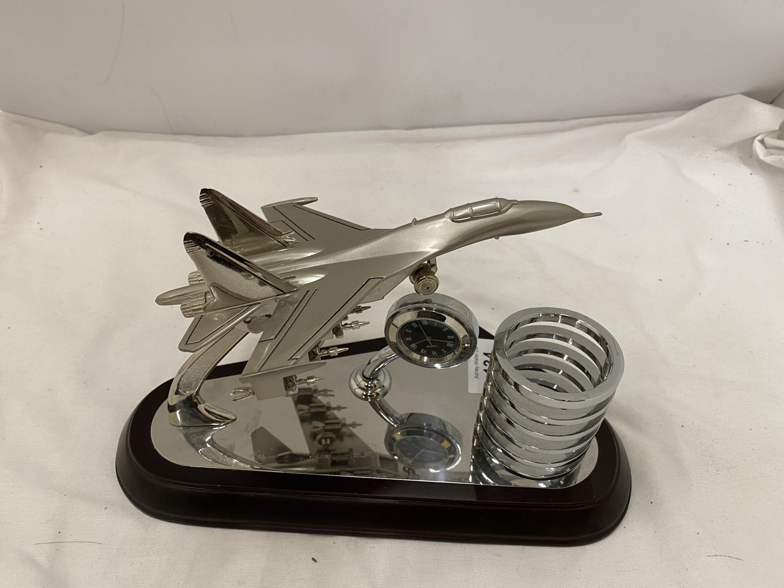 AN F15 DESKTOP MODEL AIRCRAFT PLANE, CLOCK AND PEN HOLDER - Image 2 of 4