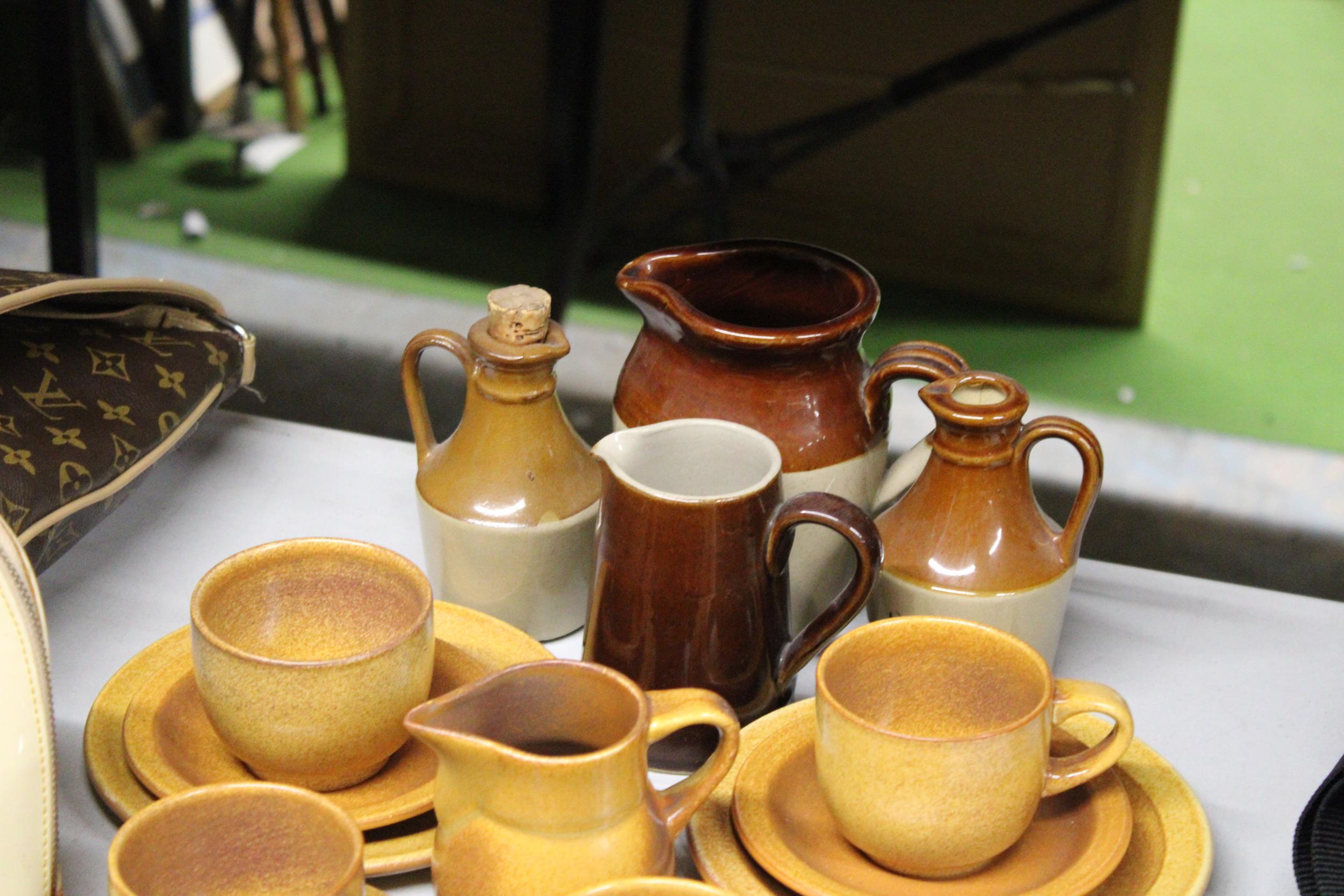 A STONEWARE COFFEE SET TO INCLUDE A CREAM JUG, SUGAR BOWL, CUPS, SAUCERS AND SIDE PLATES, PLUS JUGS, - Image 4 of 5