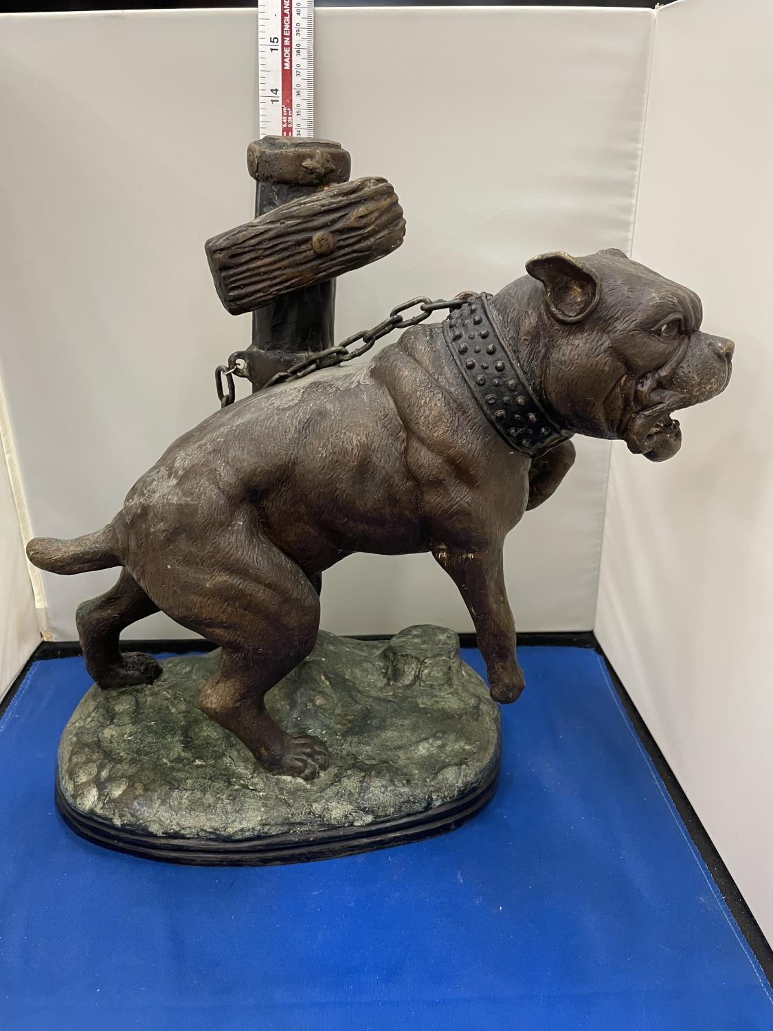 A LARGE BRONZE FIGURE OF A CHAINED UP DOG HEIGHT APPROXIMATELY 33CM - Image 10 of 10