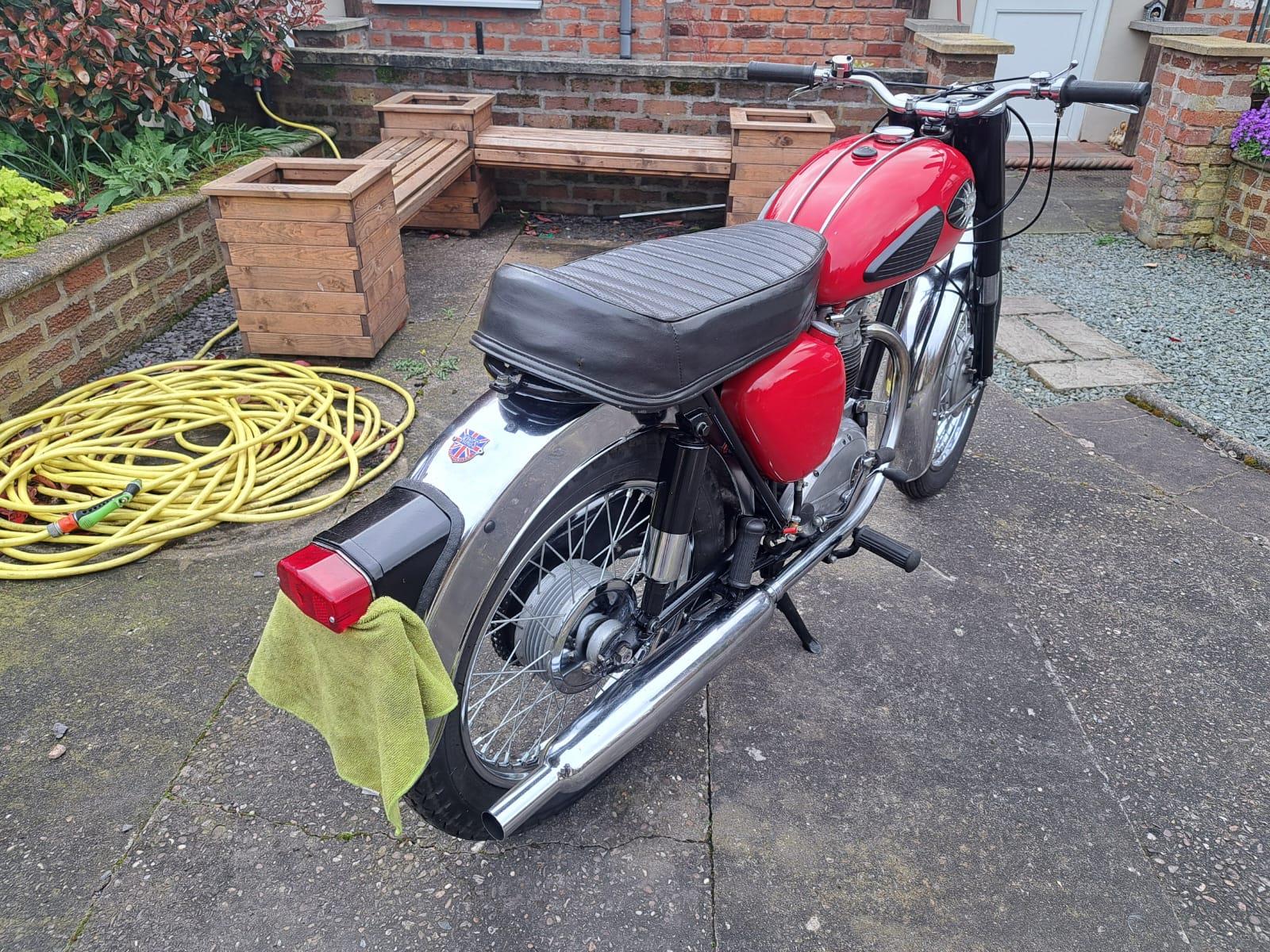 A 1963 BSA 350 MOTORCYCLE - ON A V5C, VENDOR STATES GOOD STARTER AND RUNNER, FROM A PRIVATE - Image 3 of 5