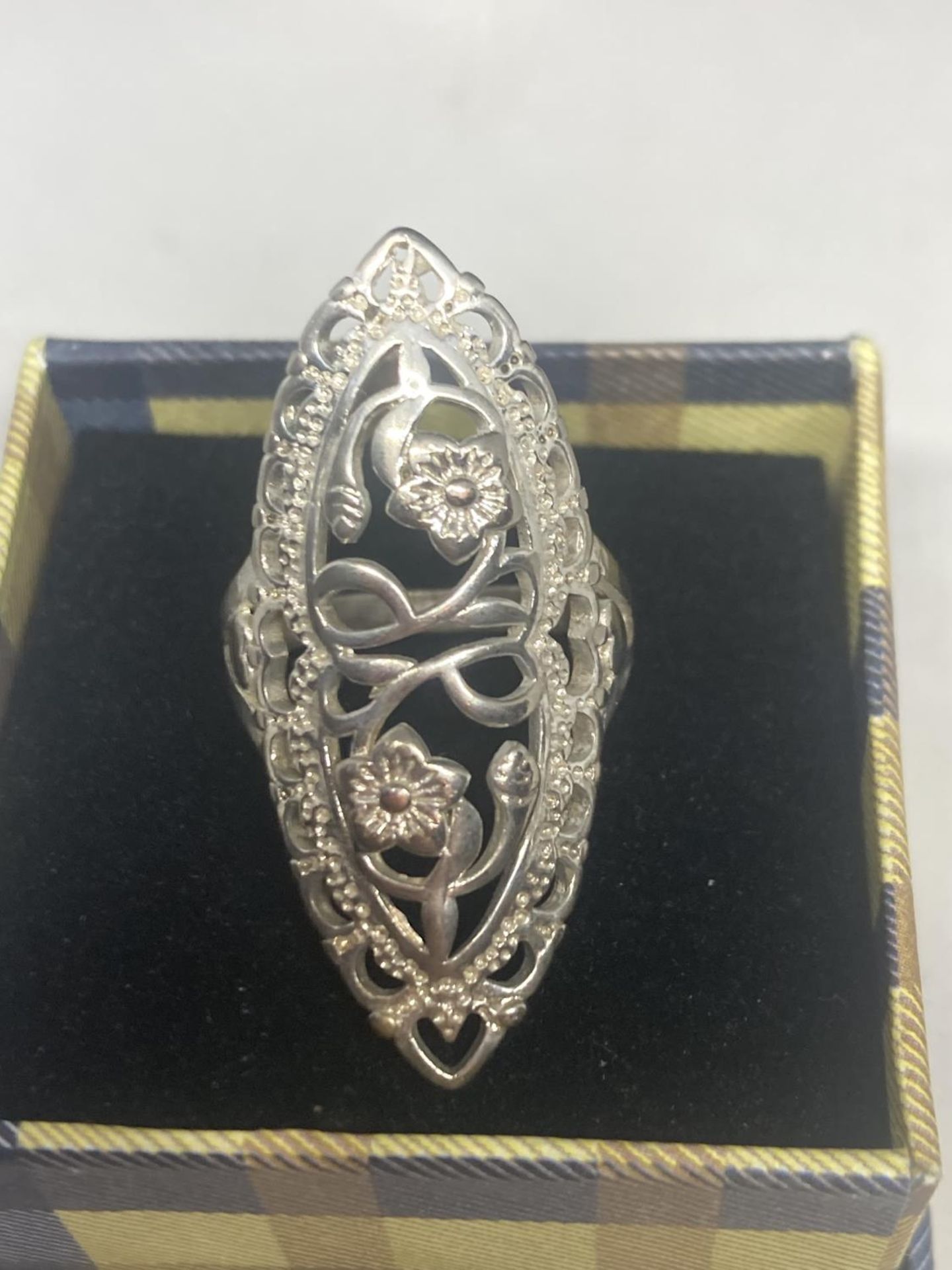 A MARKED 925 LARGE DECORATIVE FLORAL RING IN A PRESENTATION BOX - Image 3 of 6