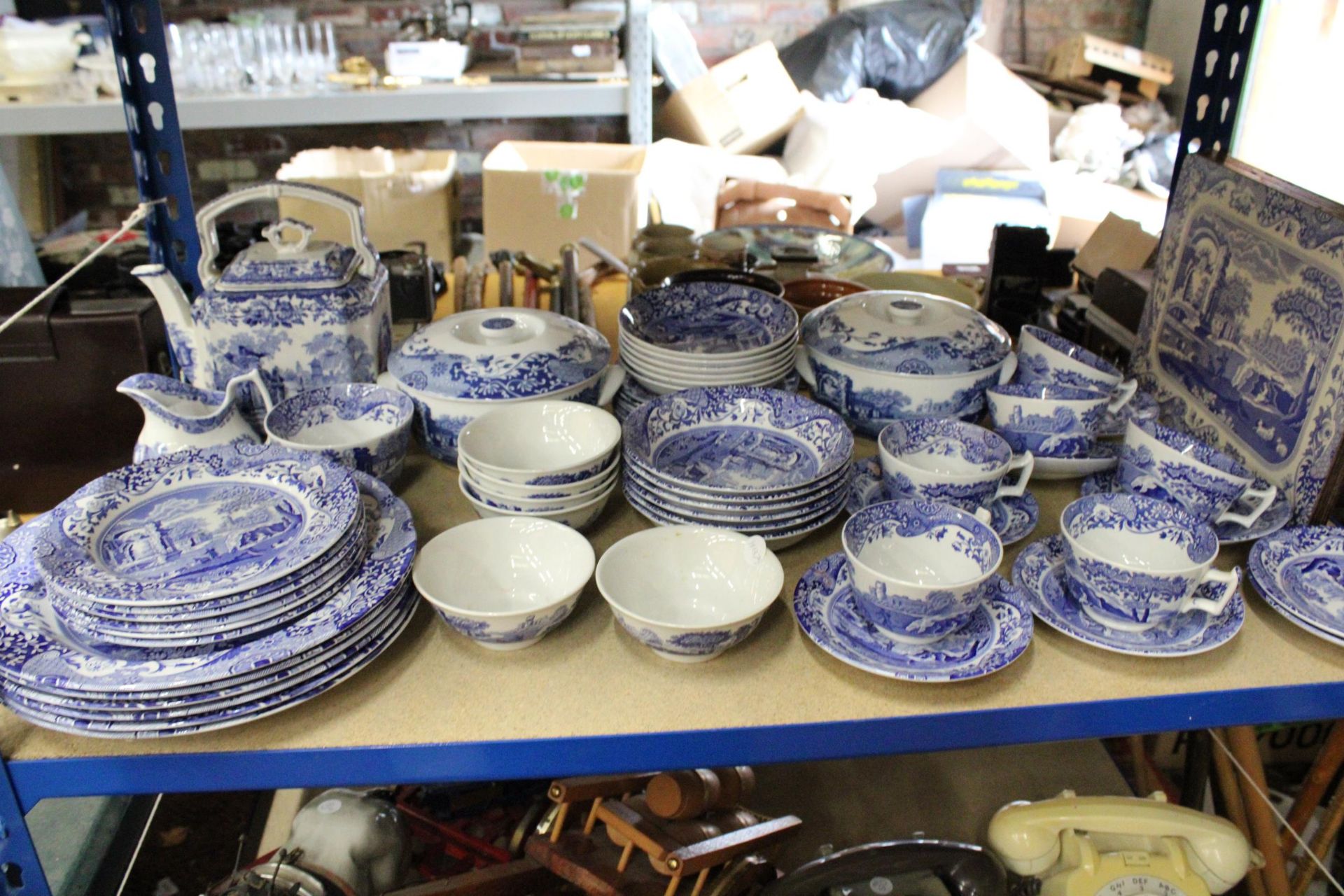A LARGE COLLECTION OF SPODE BLUE ITALIAN WARE TO INCLUDE LIDDED BOWLS, KETTLE, SUGAR BOWL AND