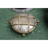 A ROUND, BRASS, WALL LIGHT, DIAMETER 18CM