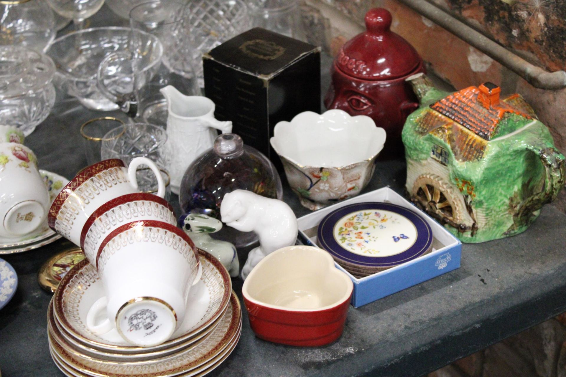 A MIXED LOT OF COLLECTABLES TO INCLUDE WEDGEWOOD, PORTMEIRION, AYNSLEY ETC - Image 4 of 5