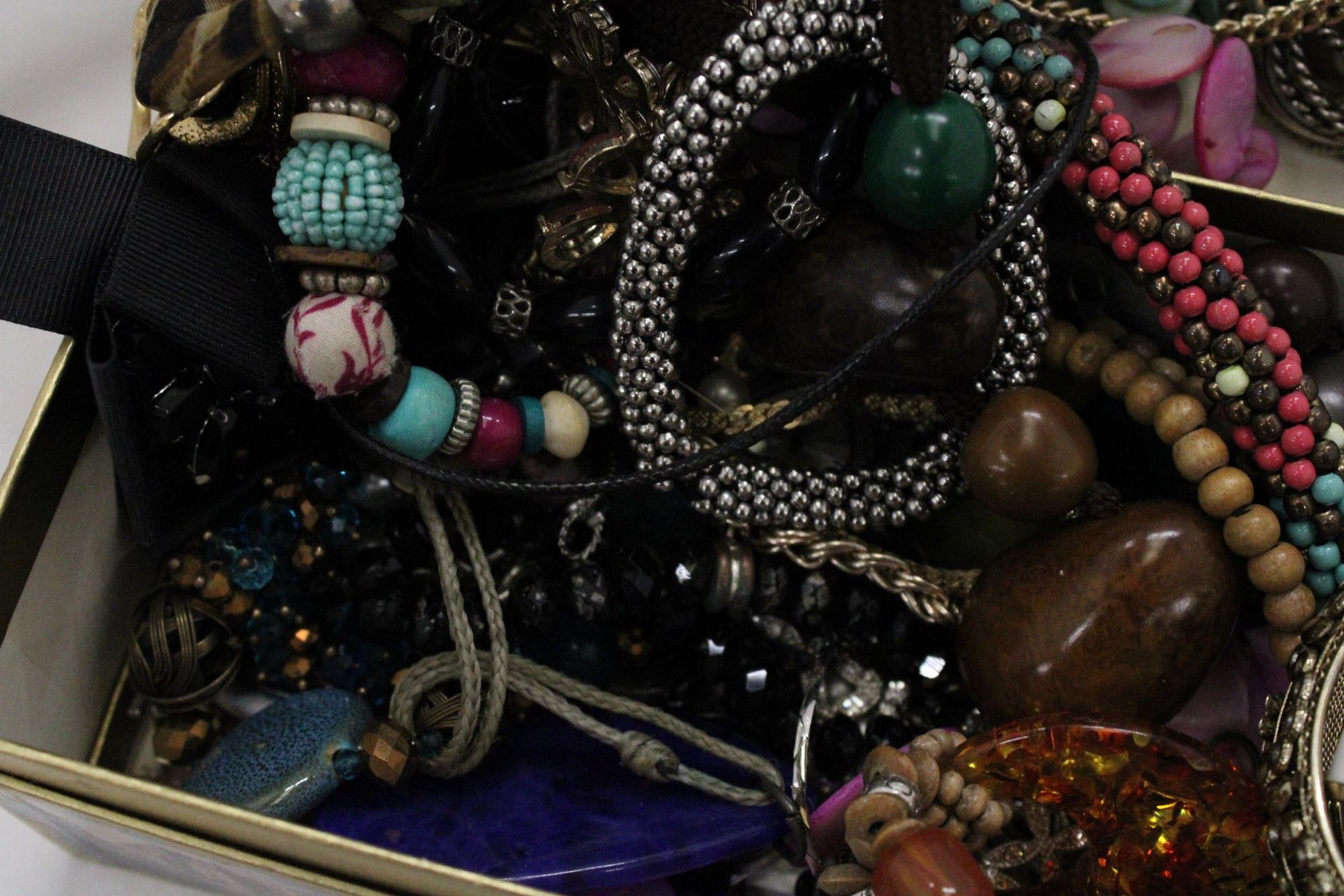 A QUANTITY OF COSTUME JEWELLERY TO INCLUDE NECKLACES, EARRINGS, BANGLES, ETC, IN A DOMED BOX - Image 5 of 5