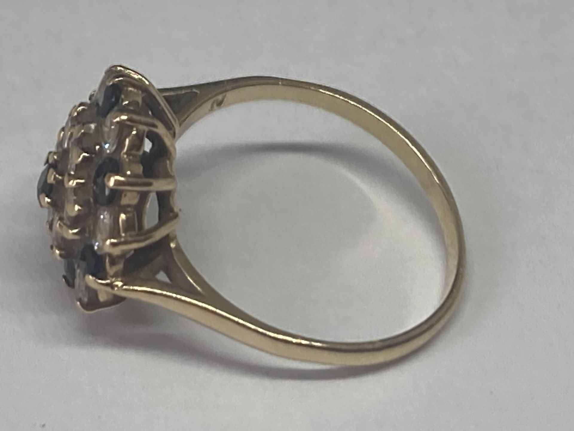 A 9 CARAT GOLD RING WITH SAPPHIRE AND CUBIC ZIRCONIAS IN A CLUSTER DESIGN SIZE M/N - Image 3 of 6