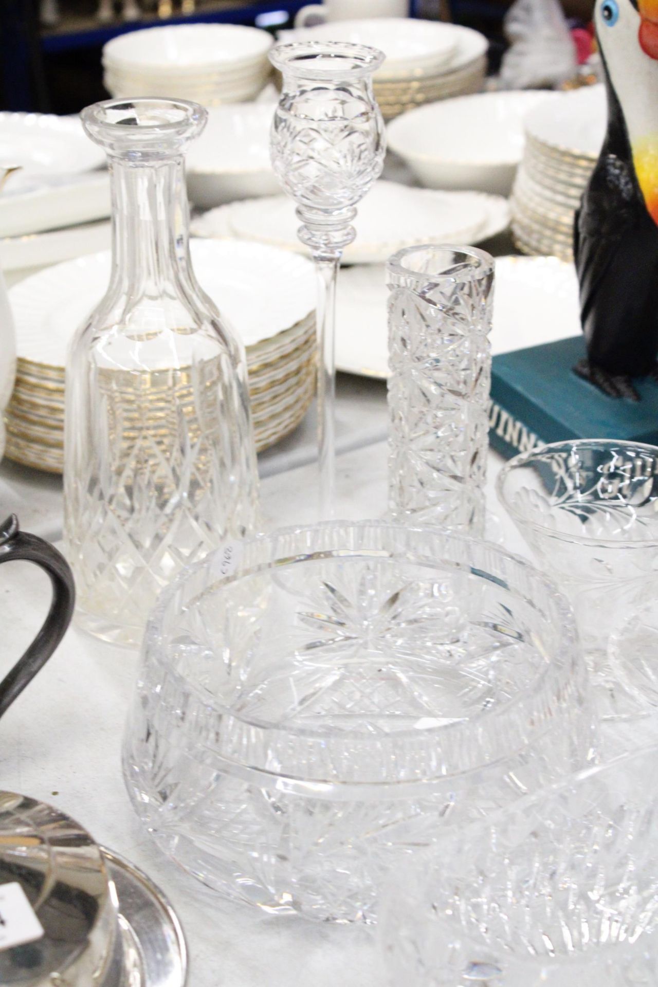 A LARGE QUANTITY OF GLASSWARE, THE MAJORITY CUT GLASS TO INCLUDE VASES, BOWLS, JUGS, CANDLE HOLDERS, - Image 4 of 5