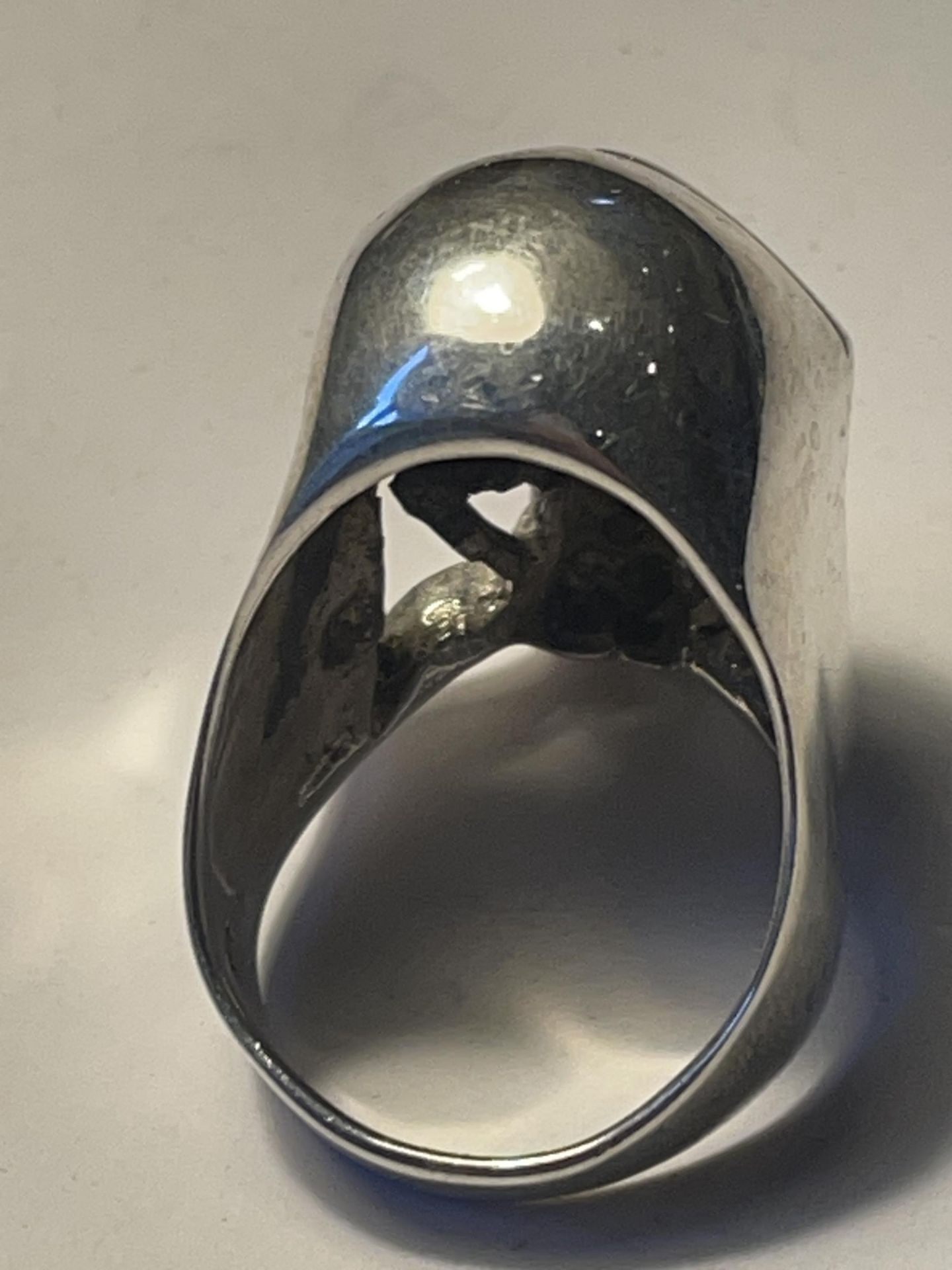 A MARKED SILVER HEAVY SKULL RING - Image 4 of 5