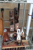 AN ASSORTMENT OF VINTAGE WOOD PLANES TO INCLUDE STANLEY, RECORD AND ACORN ETC