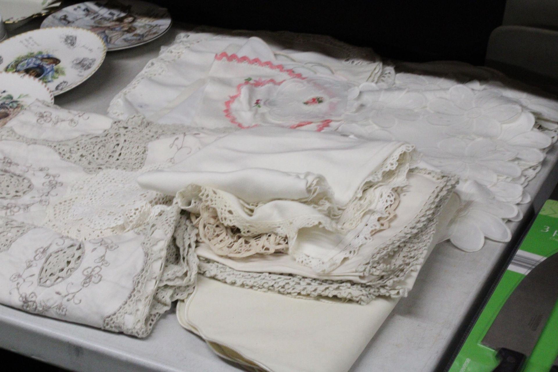 A QUANTITY OF VINTAGE LINEN AND COTTON ITEMS TO INCLUDE, A TABLECLOTHS, COASTERS, PLACEMATS, ETC - Image 5 of 5