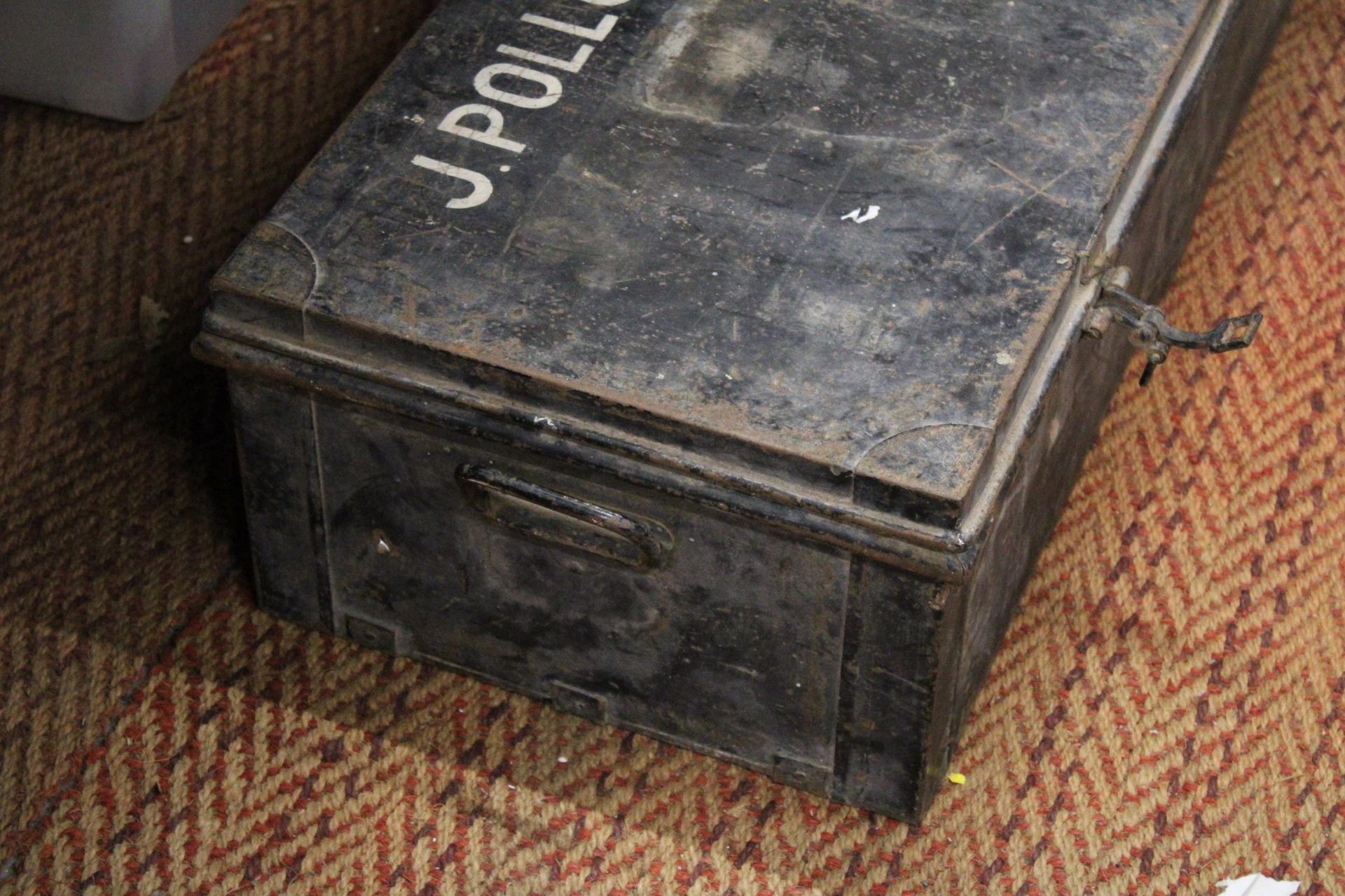 AN EXTRA LONG METAL, MILITARY, TRAVEL CHEST WITH HANDLES AND LOCKS, LENGTH 106CM, HEIGHT 16CM, DEPTH - Image 2 of 3