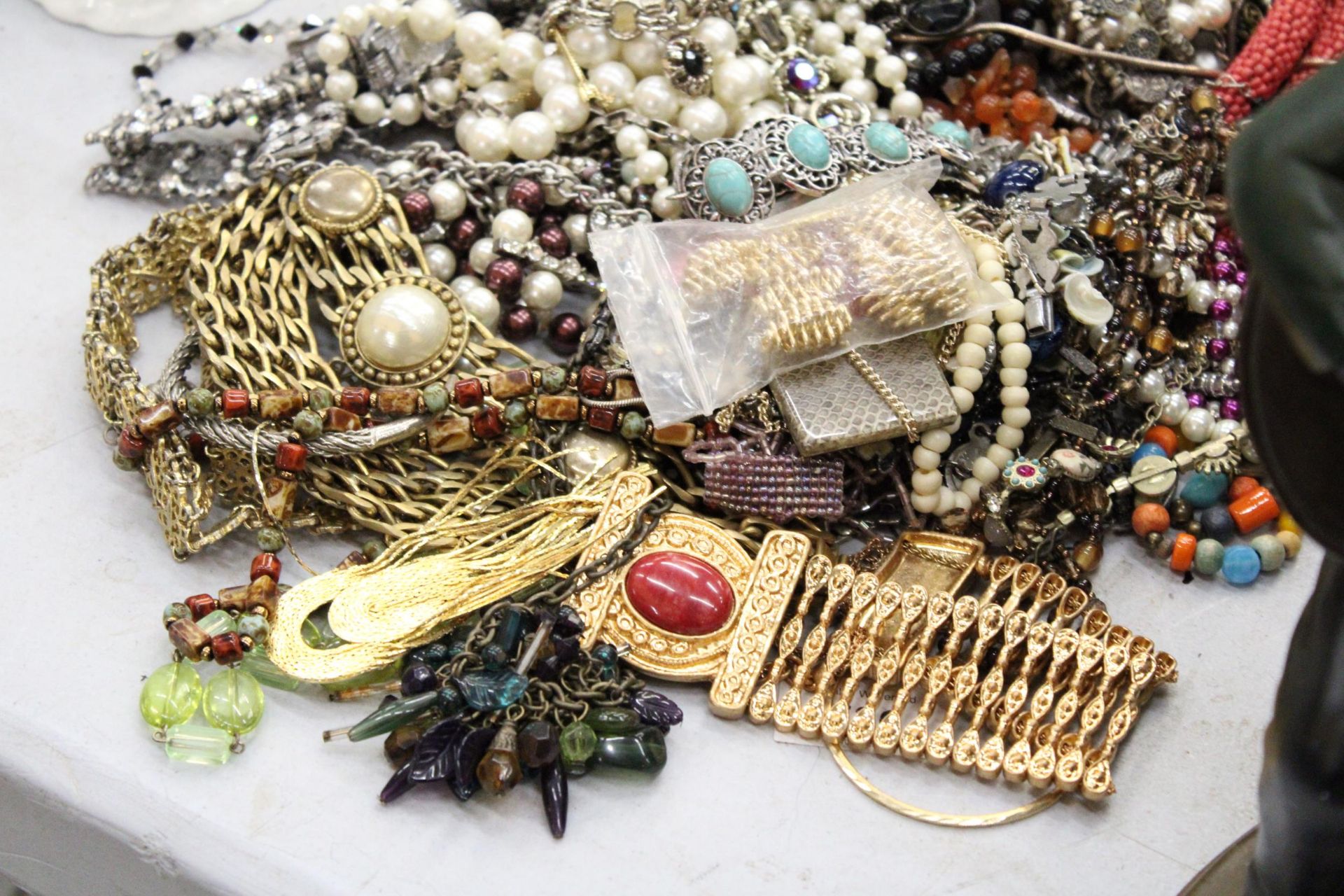 A LARGE MIXED LOT OF JEWELLERY TO INCLUDE EARINGS, BROOCHES, NECKLACES ETC PLUS A JEWELLERY BOX - Image 7 of 7