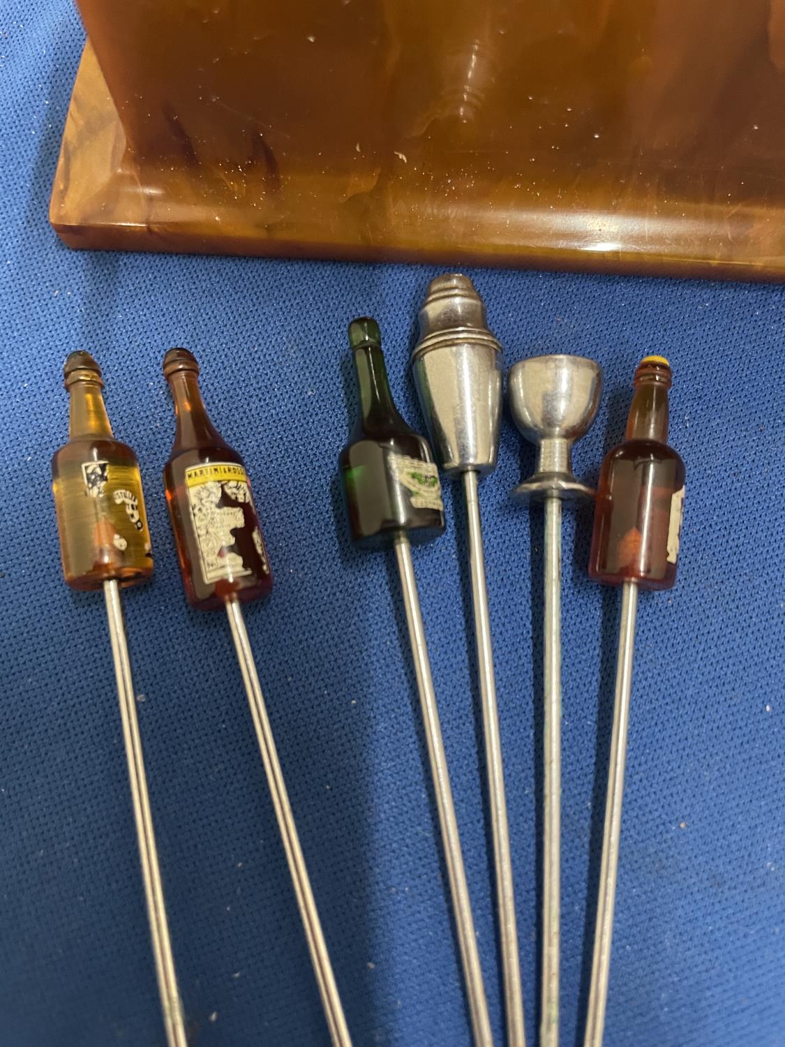 TWO VINTAGE ITEMS TO INCLUDE BOXED CARVING SET AND A BAR CONTAINING NOVELTY COCKTAIL STICKS - Image 7 of 8