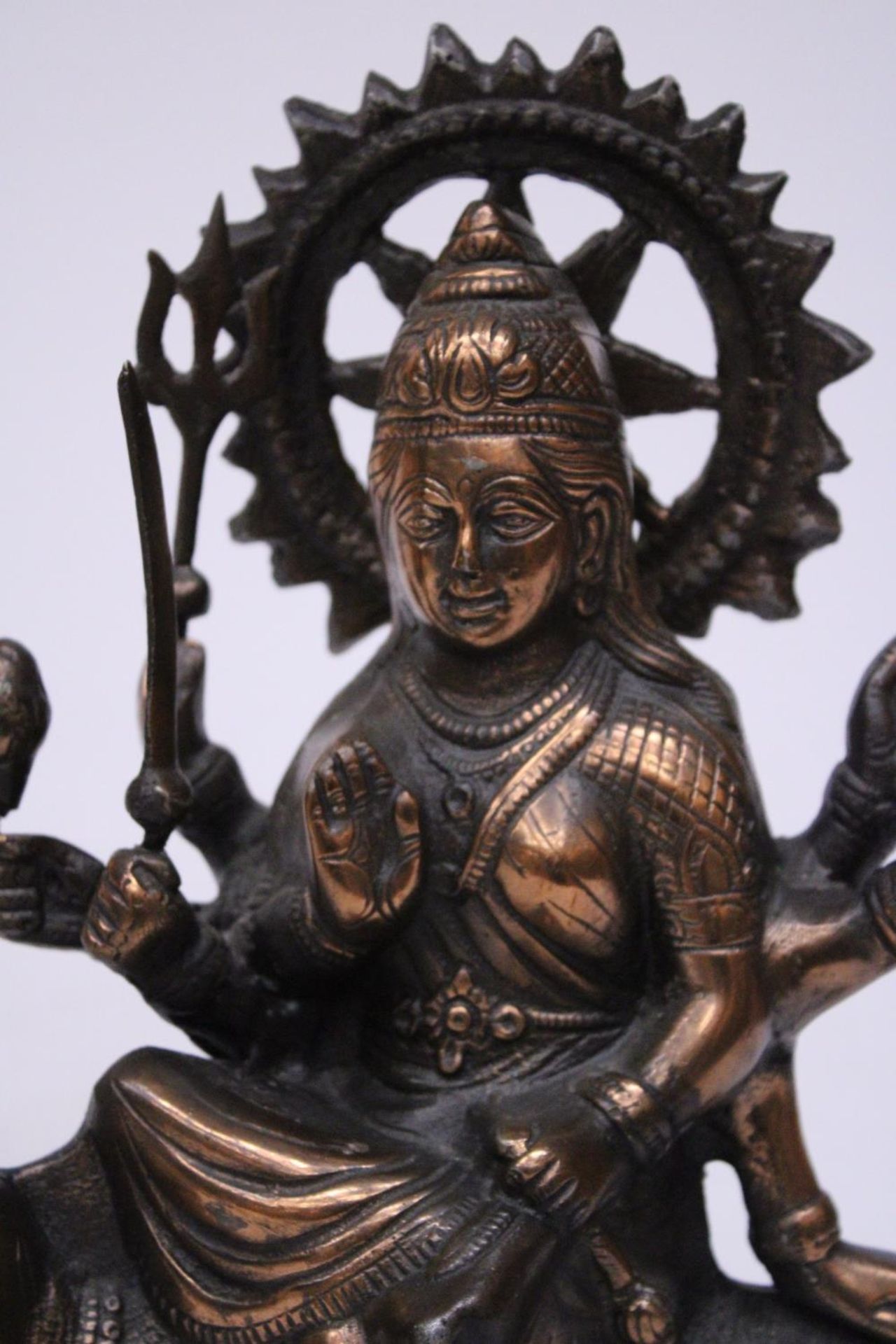A BRONZE EXOTIC INDIAN MOTHER GODDESS ON A TIGER'S BACK, HEIGHT 38CM, LENGTH 28CM - Image 5 of 5