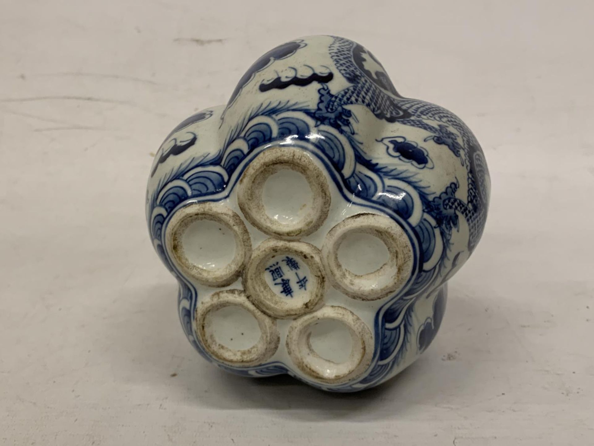A CHINESE UNDERGLAZED BLUE 5-LOBED PORCELAIN BULB POT DECORATED WITH DRAGONS - CHARACTER BASE MARK - Image 4 of 4
