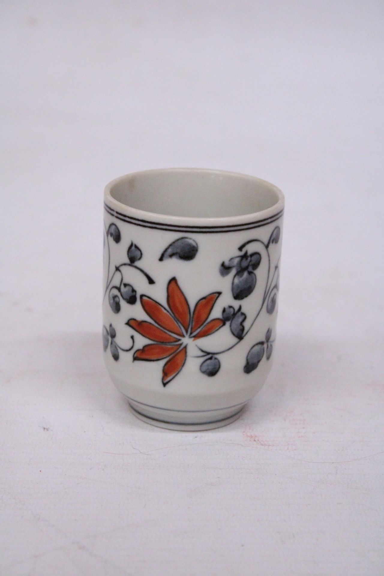 A JAPANESE PORCELAIN SAKE CUP - Image 5 of 5