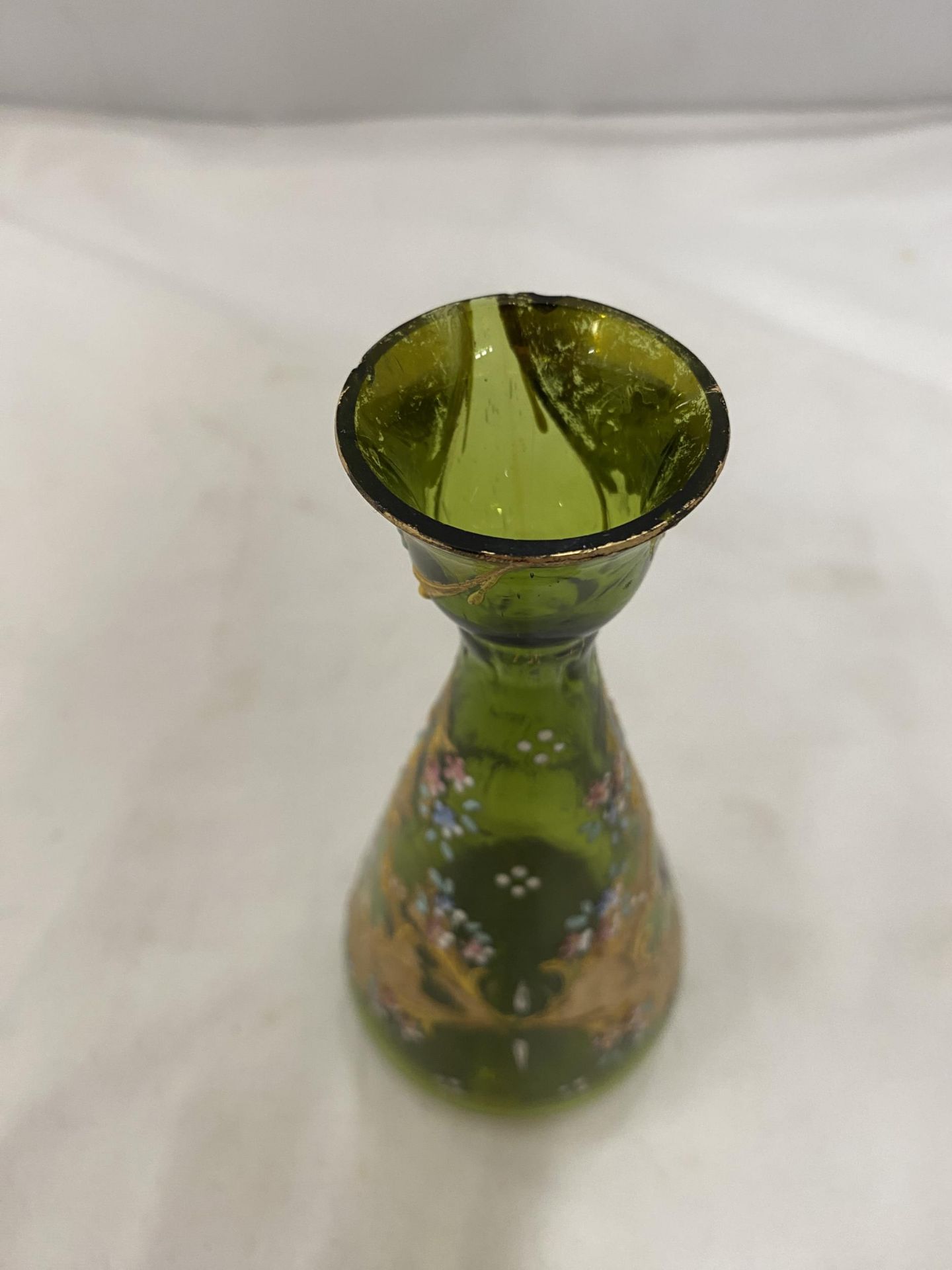 A GREEN STOURBRIDGE GILT GLASS VASE - Image 5 of 6
