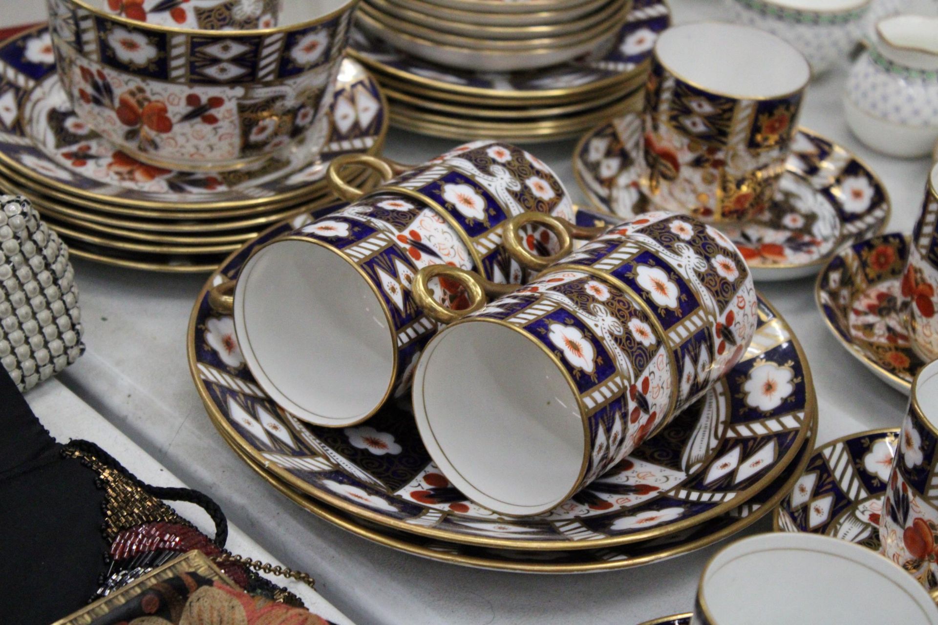A LARGE QUANTITY OF VINTAGE 'IMARI' PATTERNED TEAWARE TO INCLUDE A SUGAR BOWL, CREAM JUG, CUPS, - Image 5 of 6