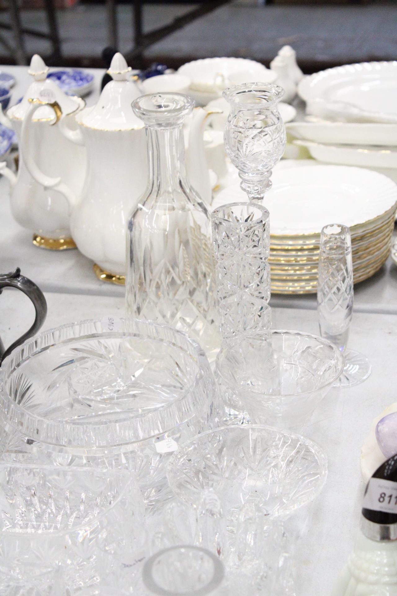 A LARGE QUANTITY OF GLASSWARE, THE MAJORITY CUT GLASS TO INCLUDE VASES, BOWLS, JUGS, CANDLE HOLDERS, - Image 5 of 5