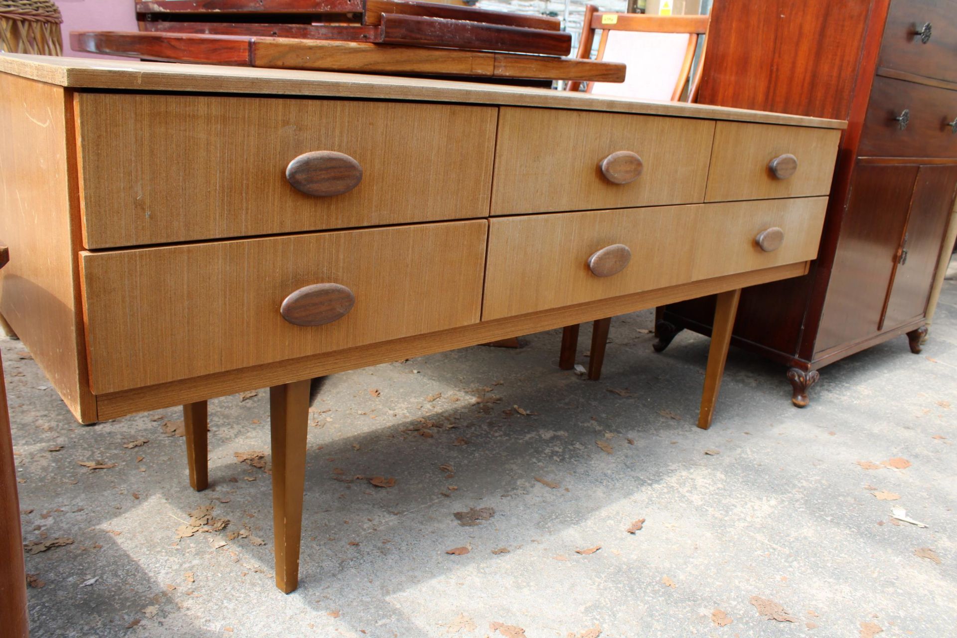 A RETRO TEAK EFFECT DRESSING TABLE BASE, 60" WIDE - Image 2 of 3