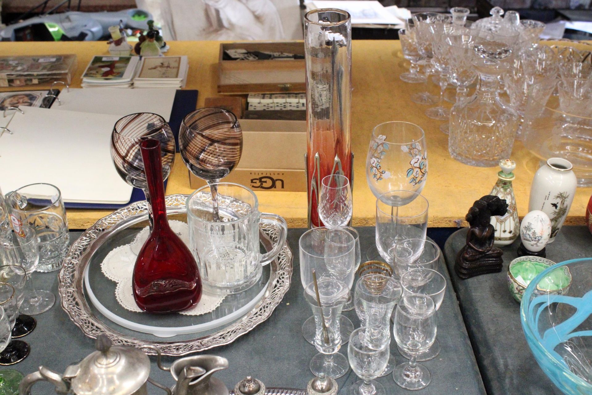 A ROUND GLASS TRAY WITH SILVER PLATED RIM, TWO LARGE RED SWIRL WINE GLASSES, A HOLMES CHAPEL ROUND