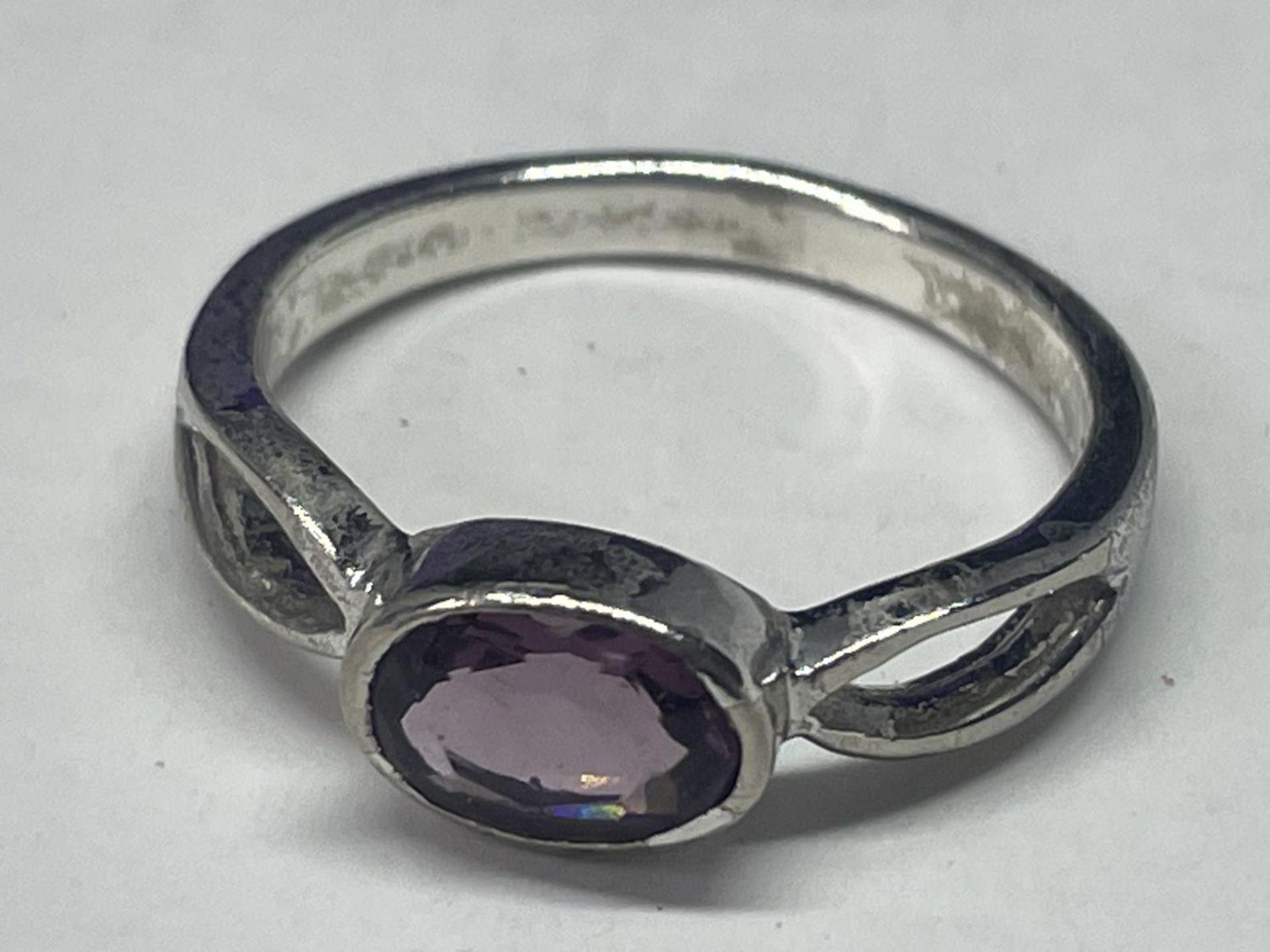 A SILVER AND AMETHYST RING IN A PRESENTATION BOX - Image 2 of 4