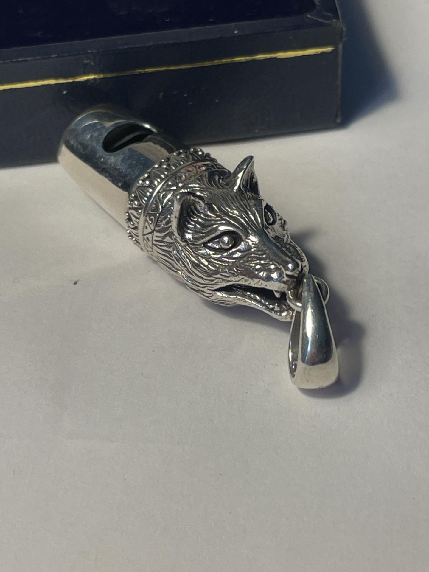 A MARKED 925 SILVER WHISTLE PENDANT IN THE FORM OF FOXES HEAD WITH PRESENTATION BOX - Image 4 of 4