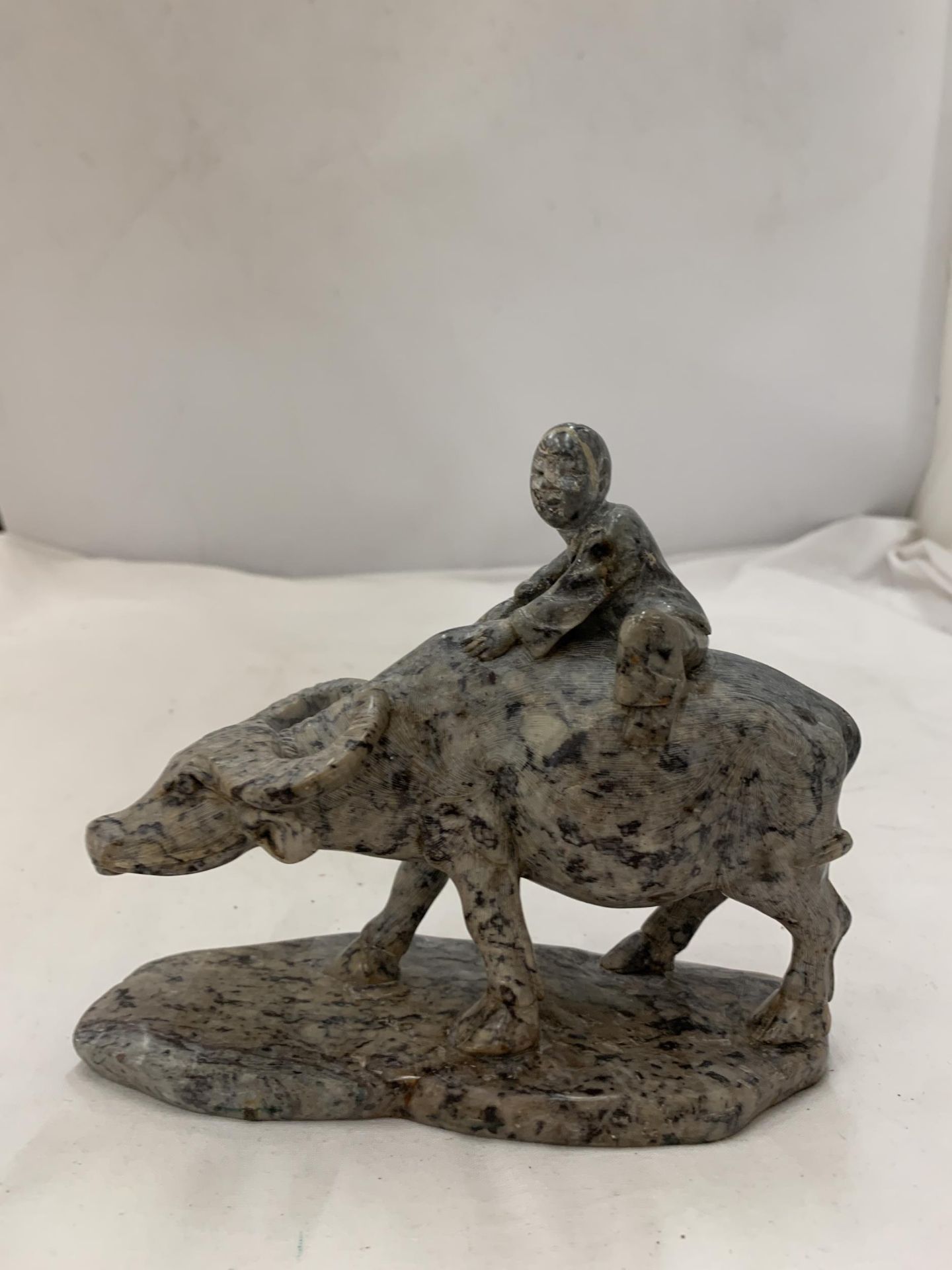 A JADE ORIENTAL FIGURE OF A MAN ON A WATER BUFFALO, HEIGHT 14CM - Image 2 of 5