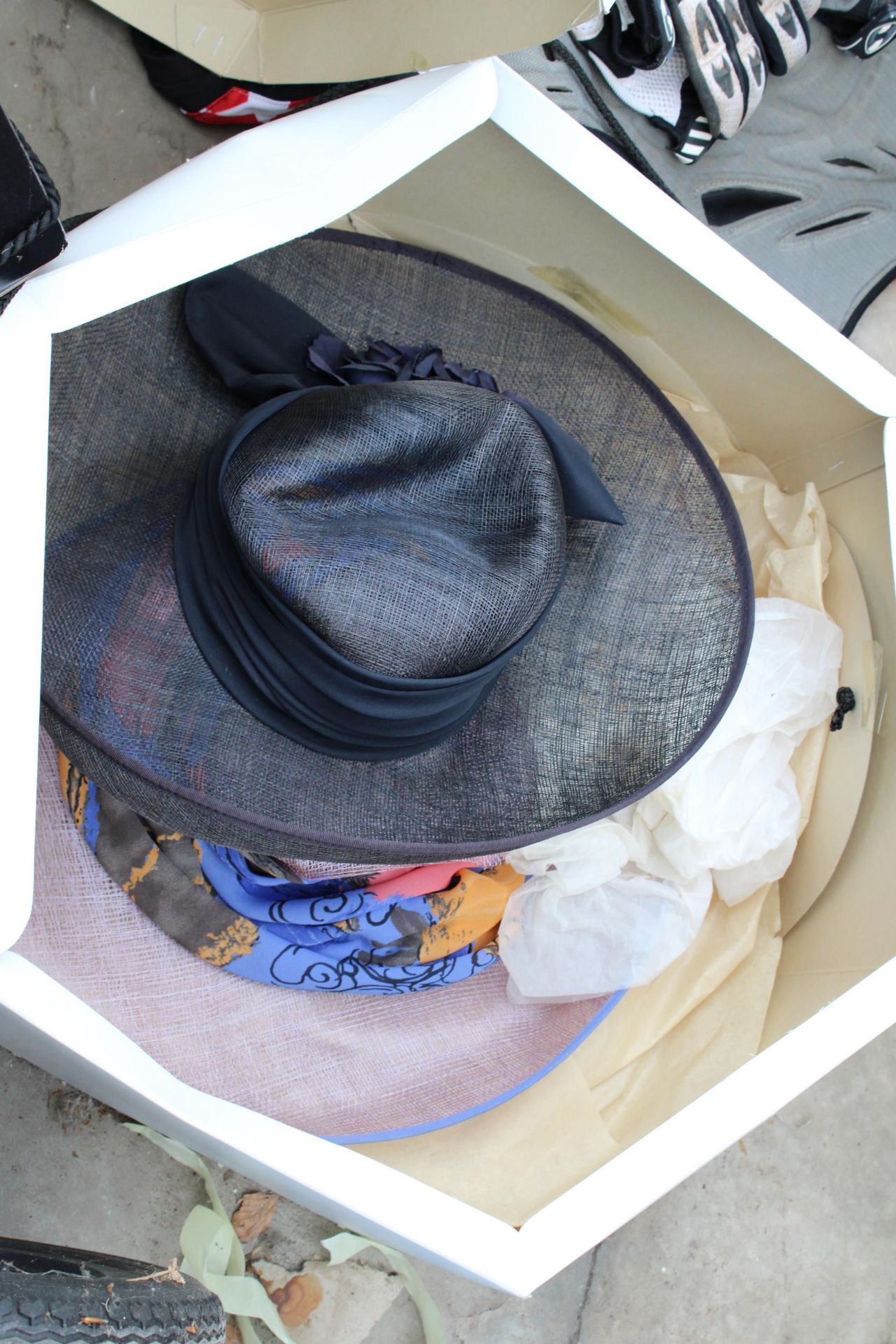 FOUR LADIES WEDDING HATS AND TWO HAT BOXES - Image 3 of 4