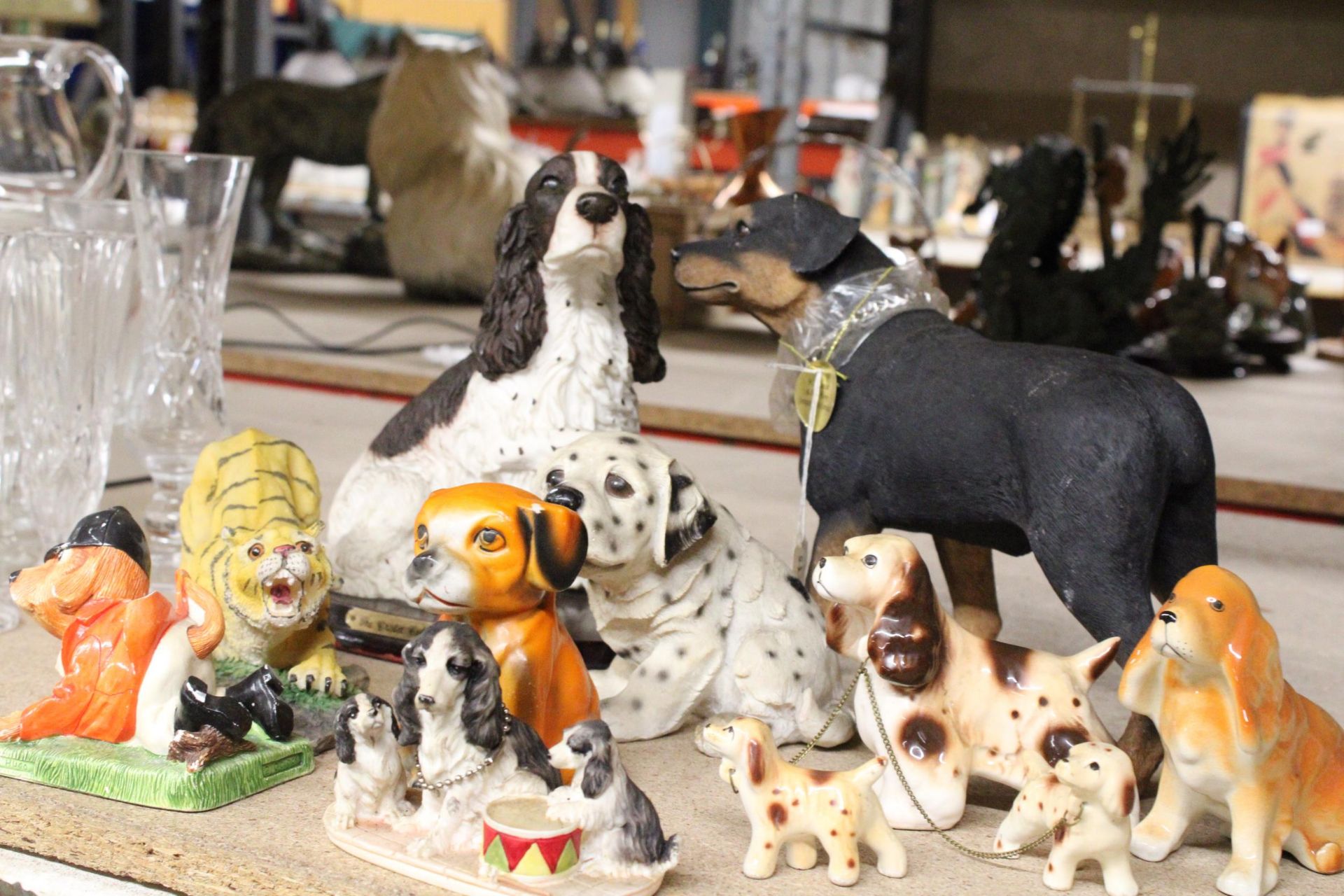 A COLLECTION OF RESIN AND CERAMIC DOG FIGURES, PLUS A TIGER - Image 5 of 5