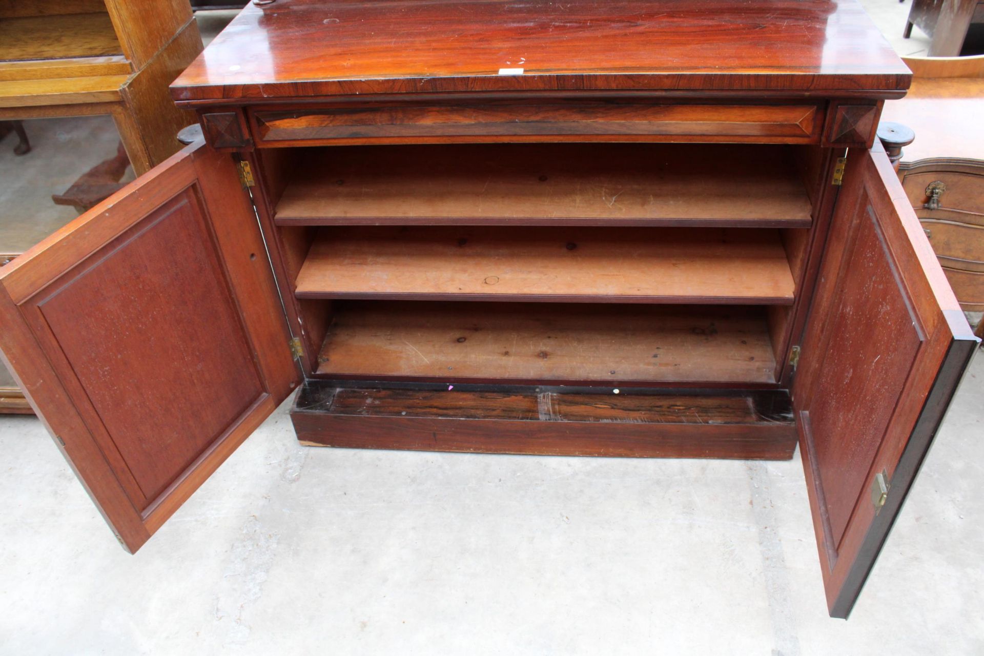 A VICTORIAN ROSEWOOD CHIFFONIER ENCLOSING TWO CUPBOARDS WITH BARLEY-TWIST COLUMNS, FRIEZE DRAWER AND - Image 4 of 5