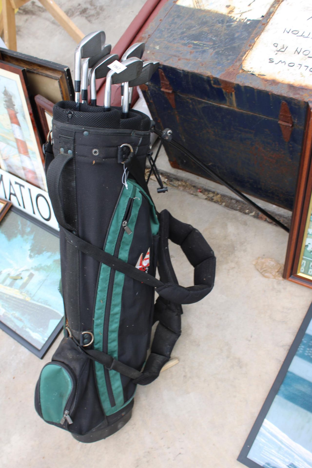 A GOLF BAG WITH AN ASSORTMENT OF GOLF CLUBS