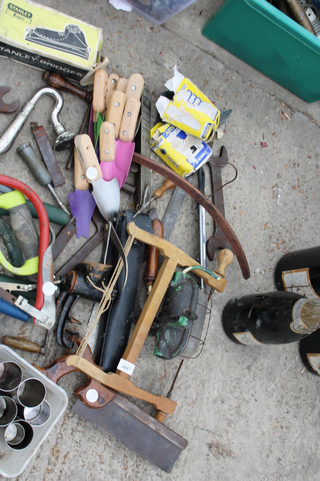 AN ASSORTMENT OF GARDEN TOOLS TO INCLUDE SAWS, TROWELS AND A MINCER ETC - Image 2 of 3