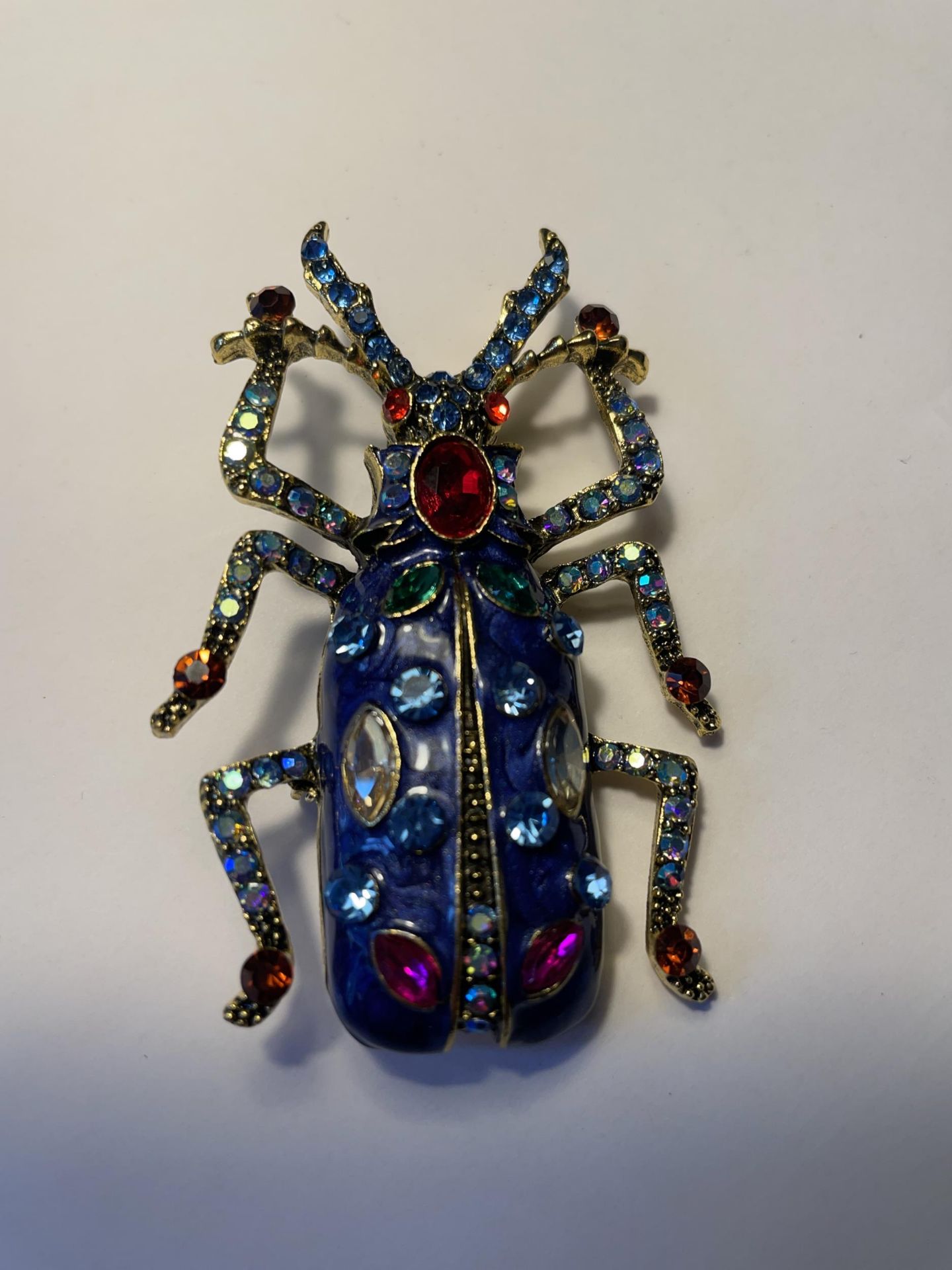 A VINTAGE BEETLE BROOCH WITH COLOURED STONES IN A PRESENTATION BOX - Bild 2 aus 4