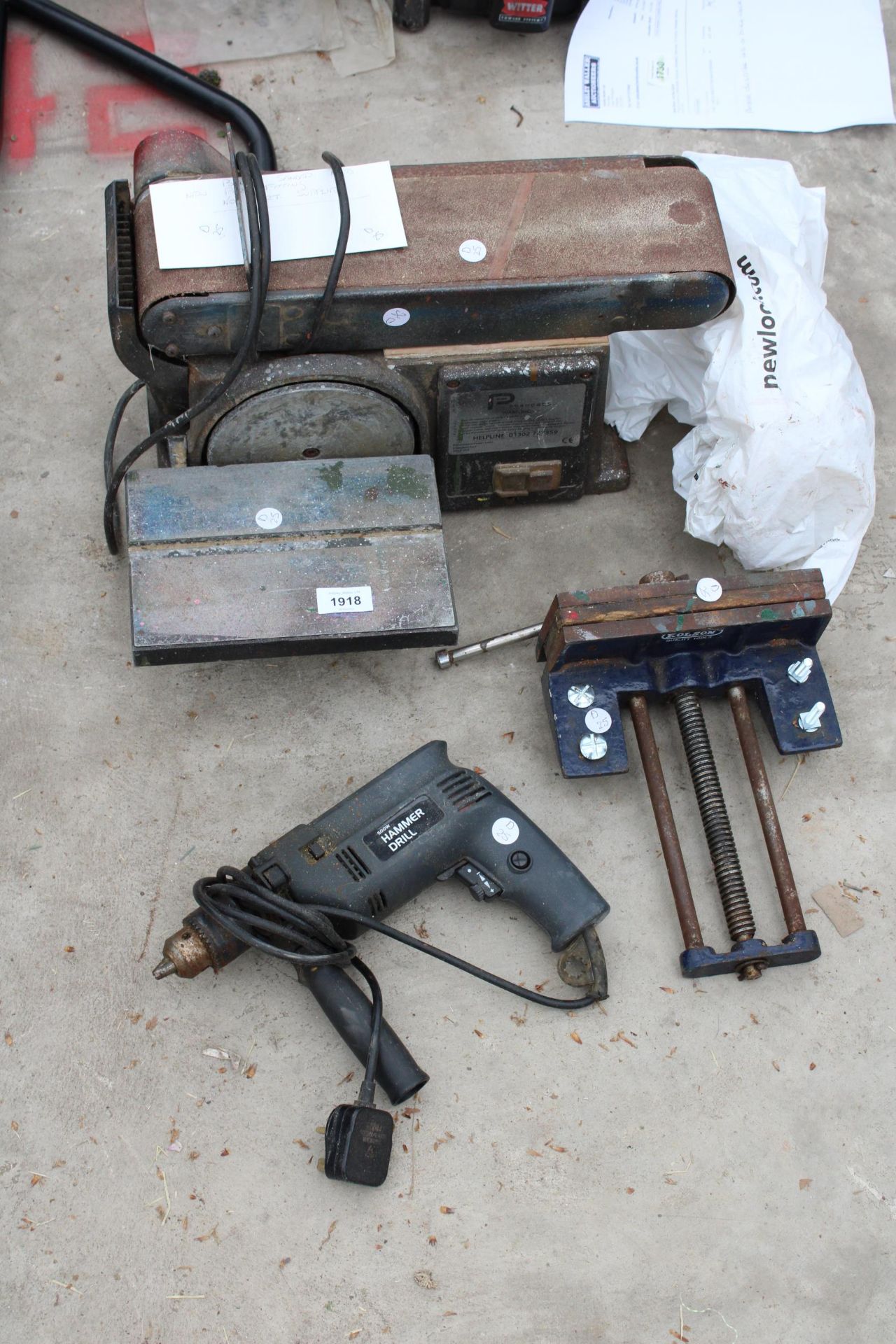 AN ASSORTMENT OF TOOLS TO INCLUDE A BELT SANDER AND A VICE ETC